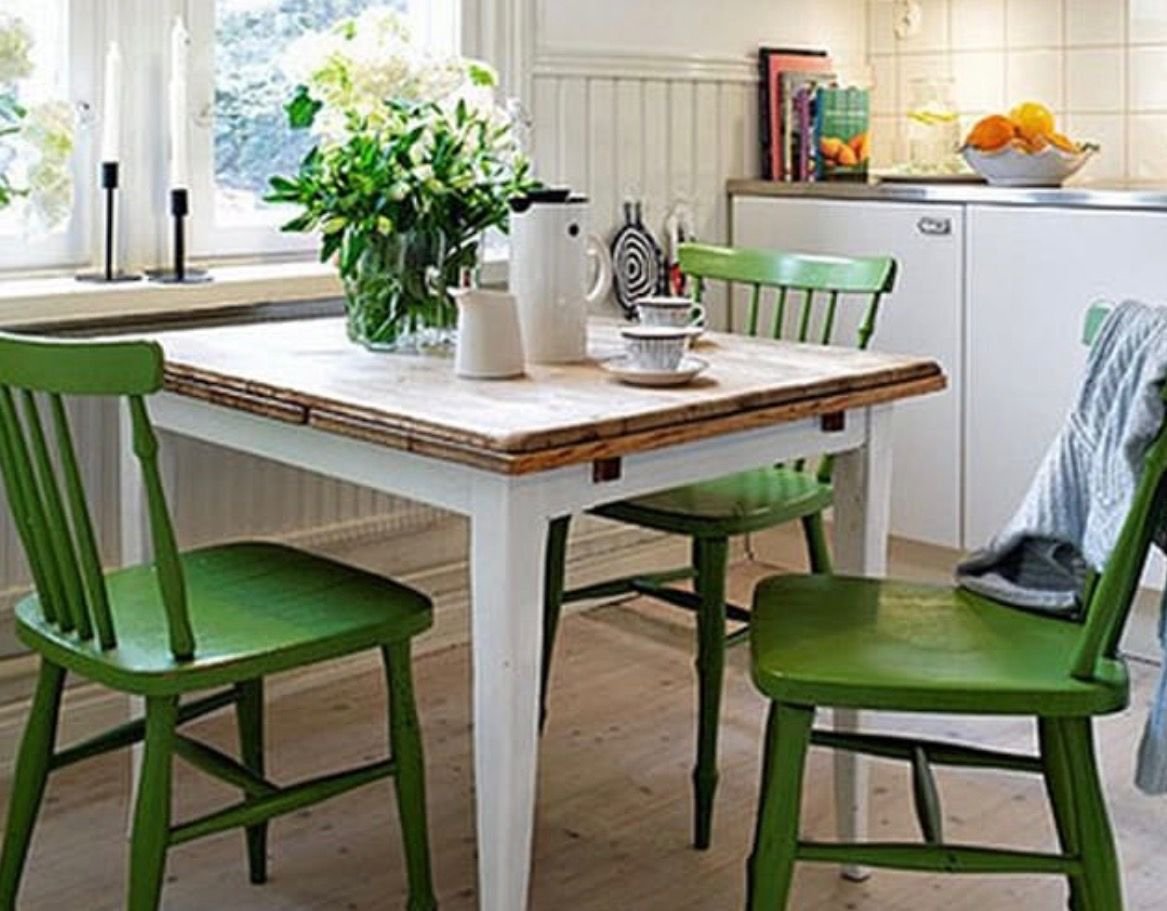 Зелёные стулья в интерьере кухни