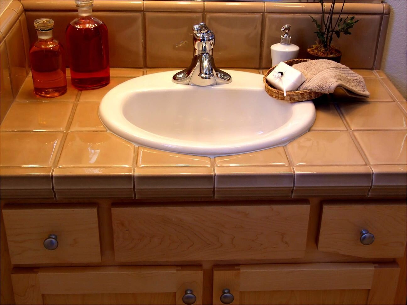 Вырез в ванной. Раковина в ванную. Встроенная раковина для ванной комнаты. Столешница из плитки в ванную под раковину. Умывальники для ванной.