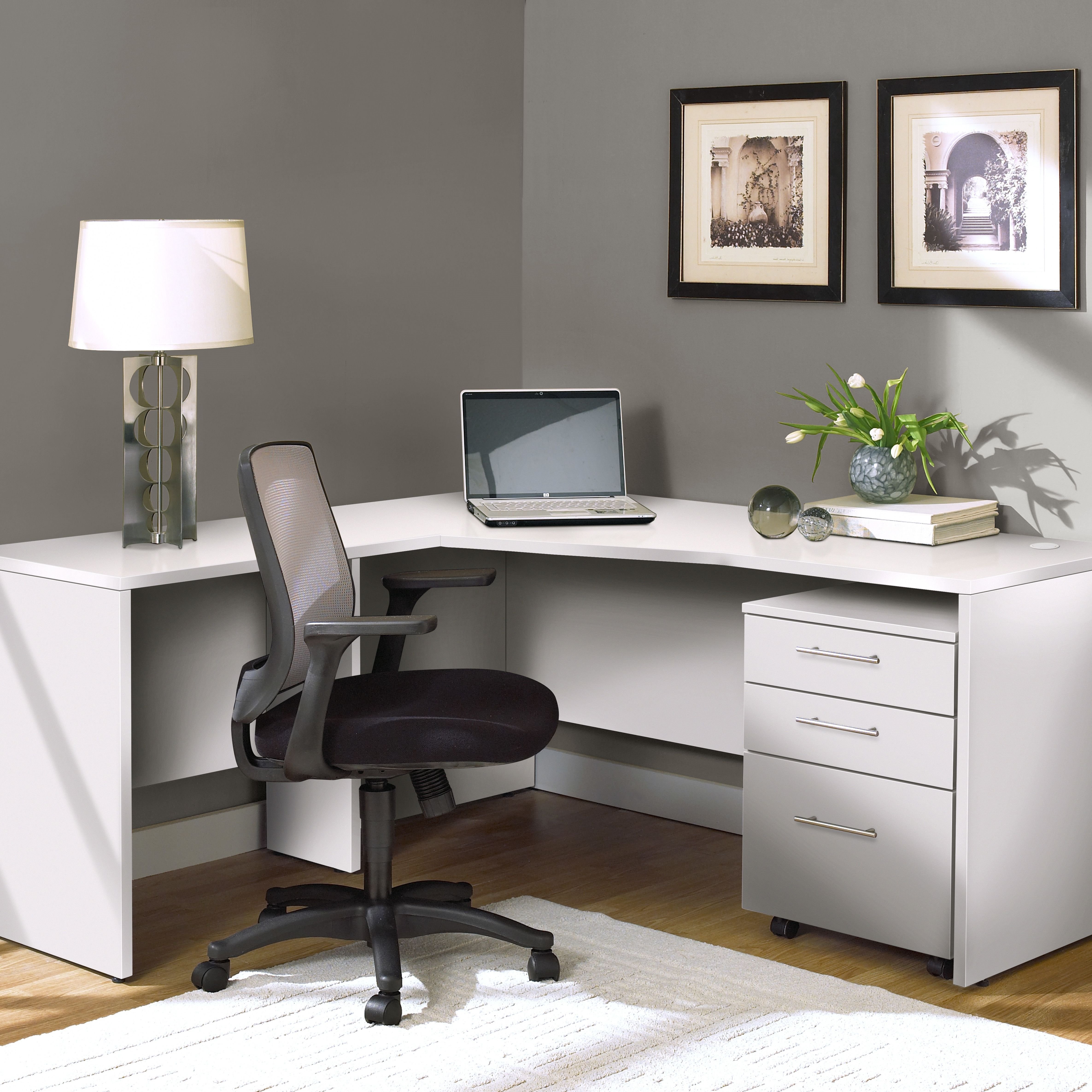 Угол стола. Угловой письменный стол. Современный угловой стол. Угловой стол для кабинета домашнего. Стол компьютерный офисный.