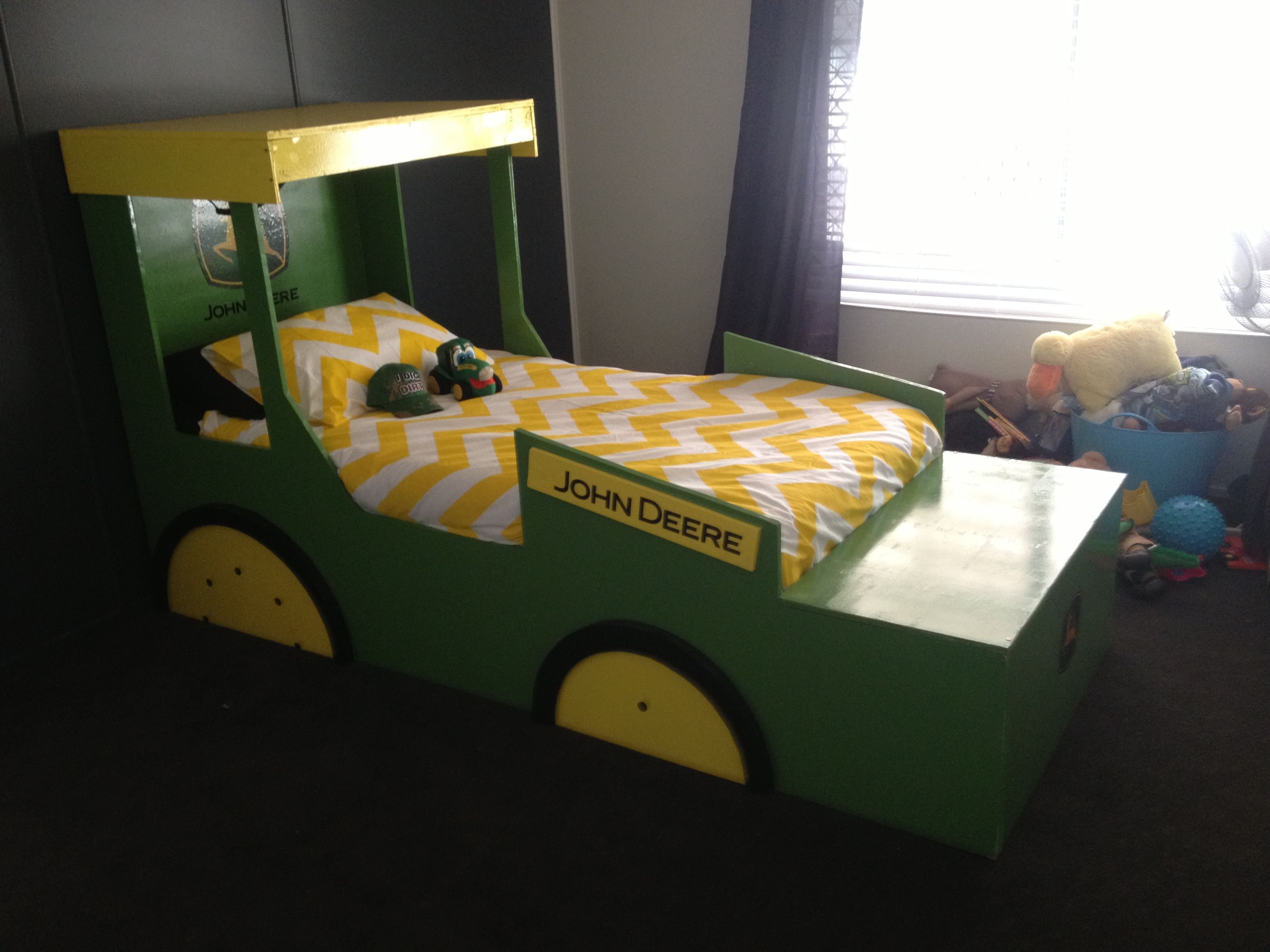 Кроватка в форме трактора