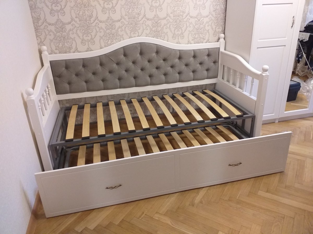Мягкая детская кровать с выдвижным спальным местом
