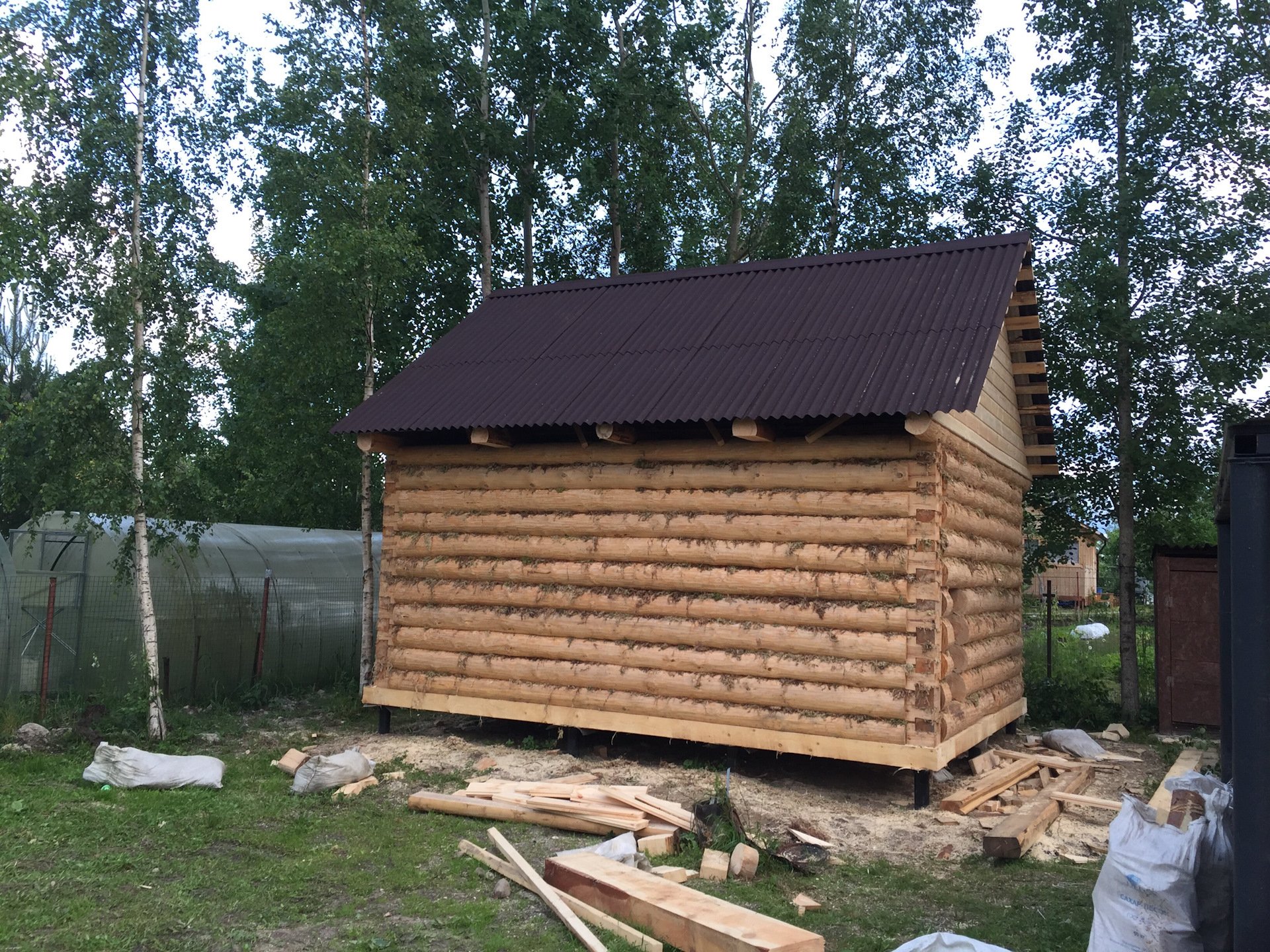 Можно строить баню. Баня из полубруса. Баня из неотесанного бревна. Каркасная баня из бревна. Сруб бани полубрус.