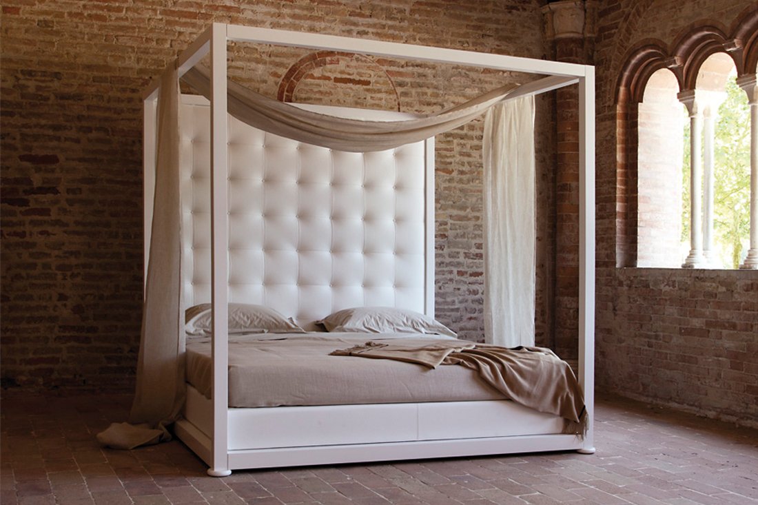большая кровать с балдахином