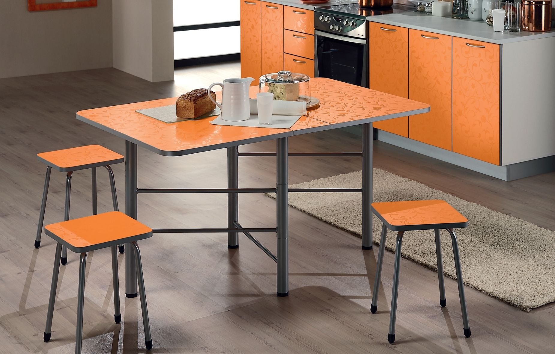Стол кухонный 75 75. Складной стол Мегаэлатон Мадрид. Стол оранжевый кухонный. Оранжевый стол для кухни. Стол складной оранжевый.