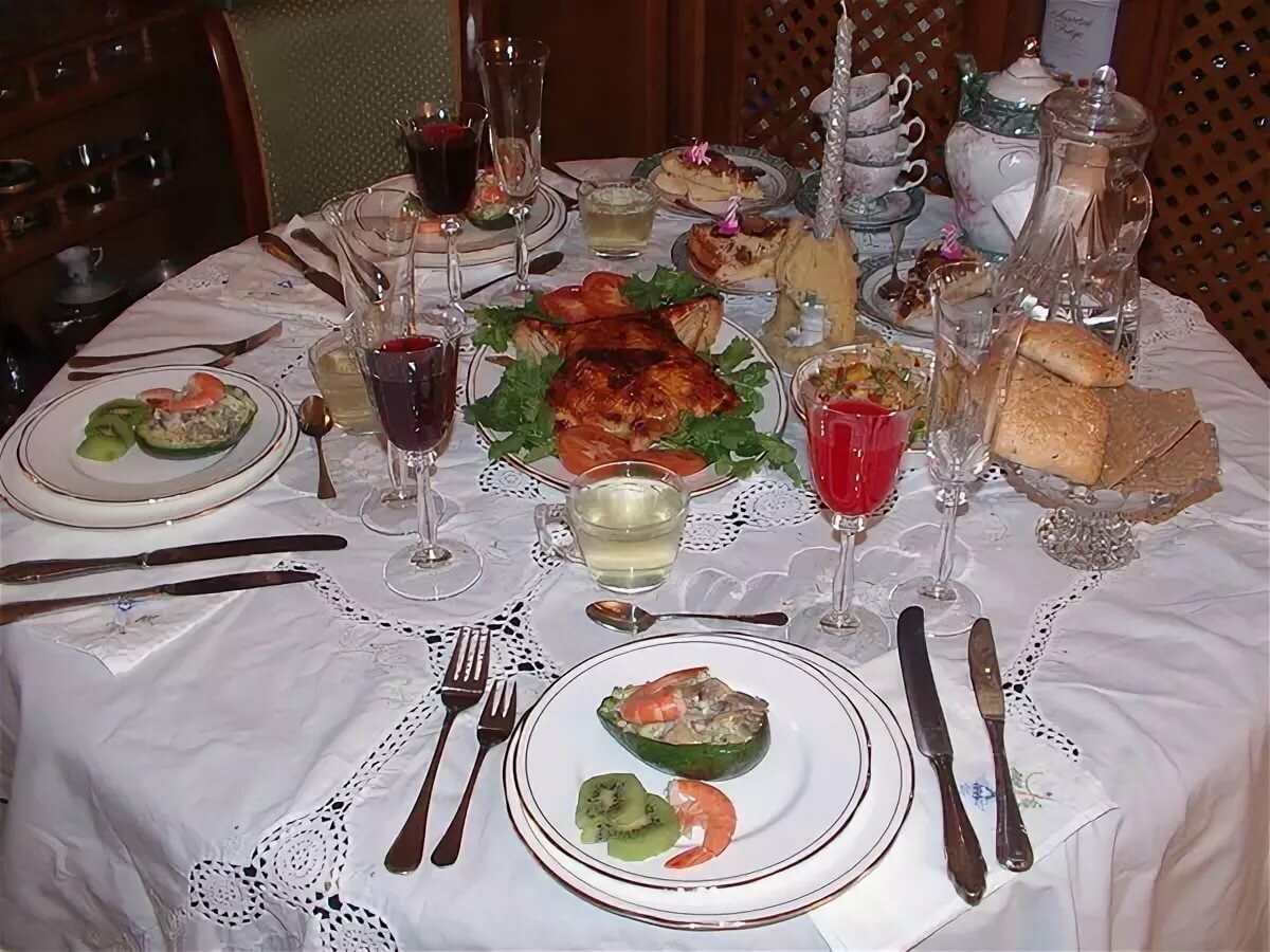 Накрытый стол с домашней едой