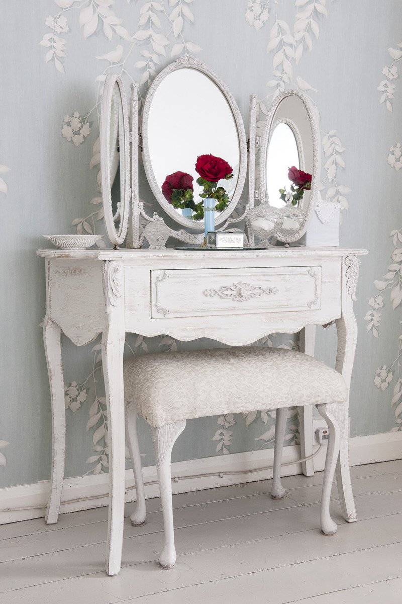 Макияжный столик с зеркалом в стиле Прованс