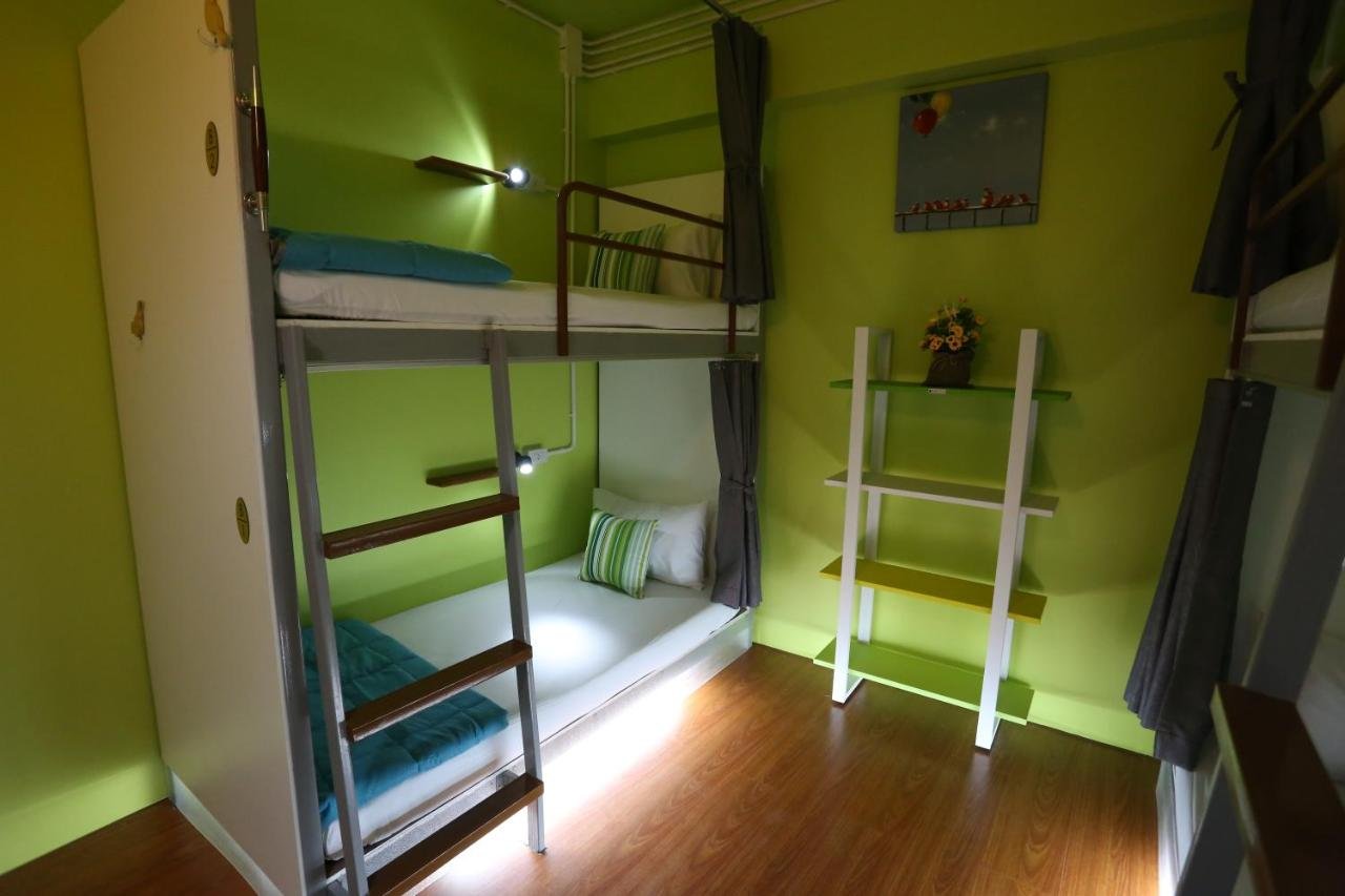 Двухэтажное общежитие. Кровати для хостела. Кровати для хостела двухъярусные со шторками. Кровать двухъярусная хостел. Двухъярусные кровати для хостелов.
