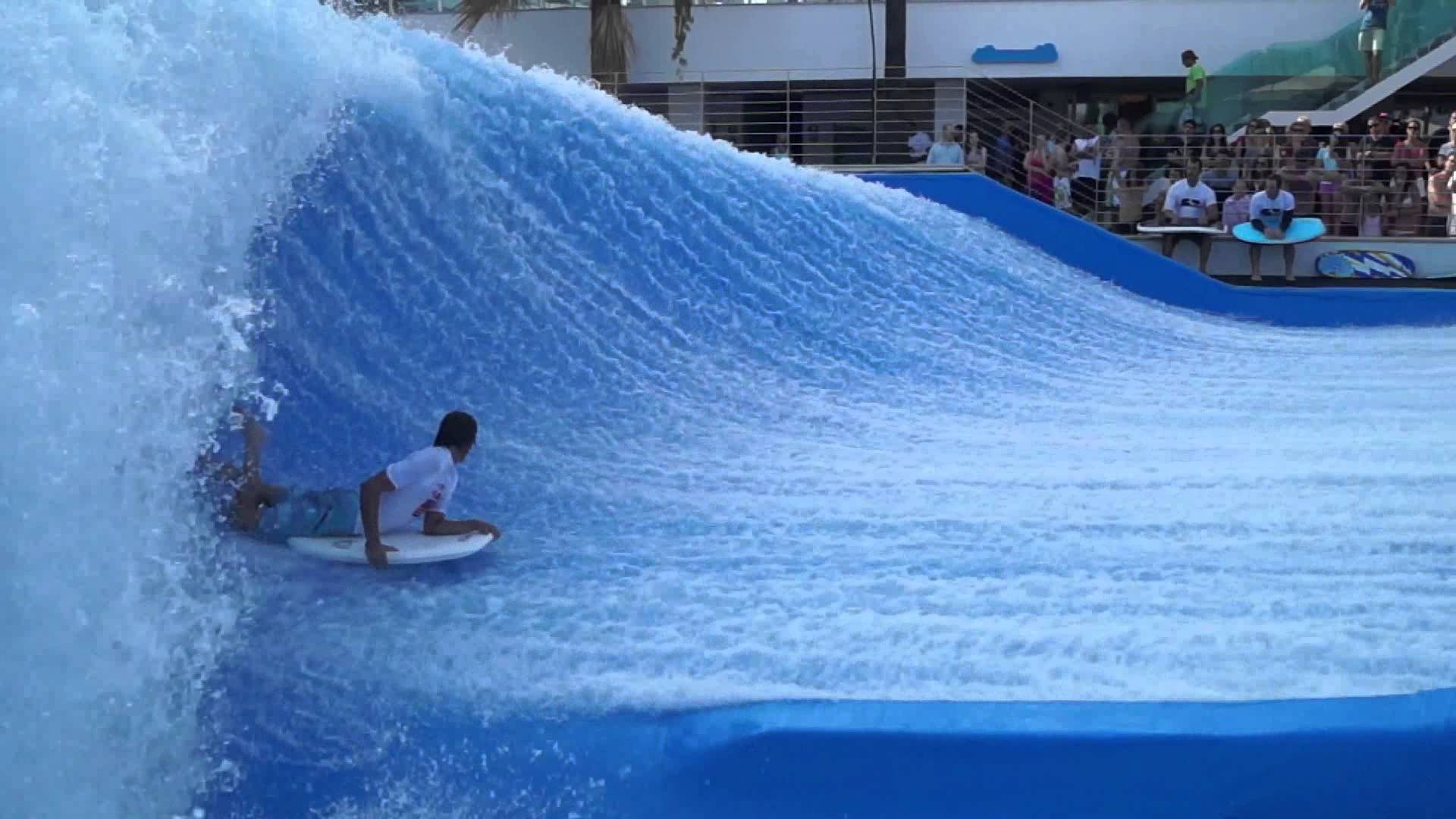 Искусственная волна. Лужники серфинг искусственная волна. Flowrider Лужники. Искусственная волна в Москве Лужники. Аквапарк на волне.