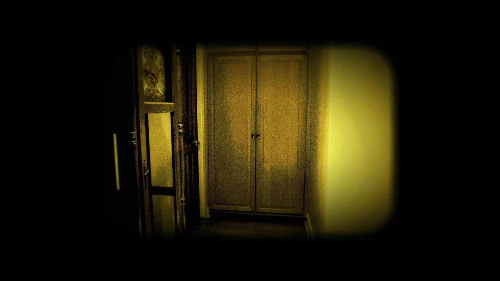 Приоткрытый шкаф в темноте