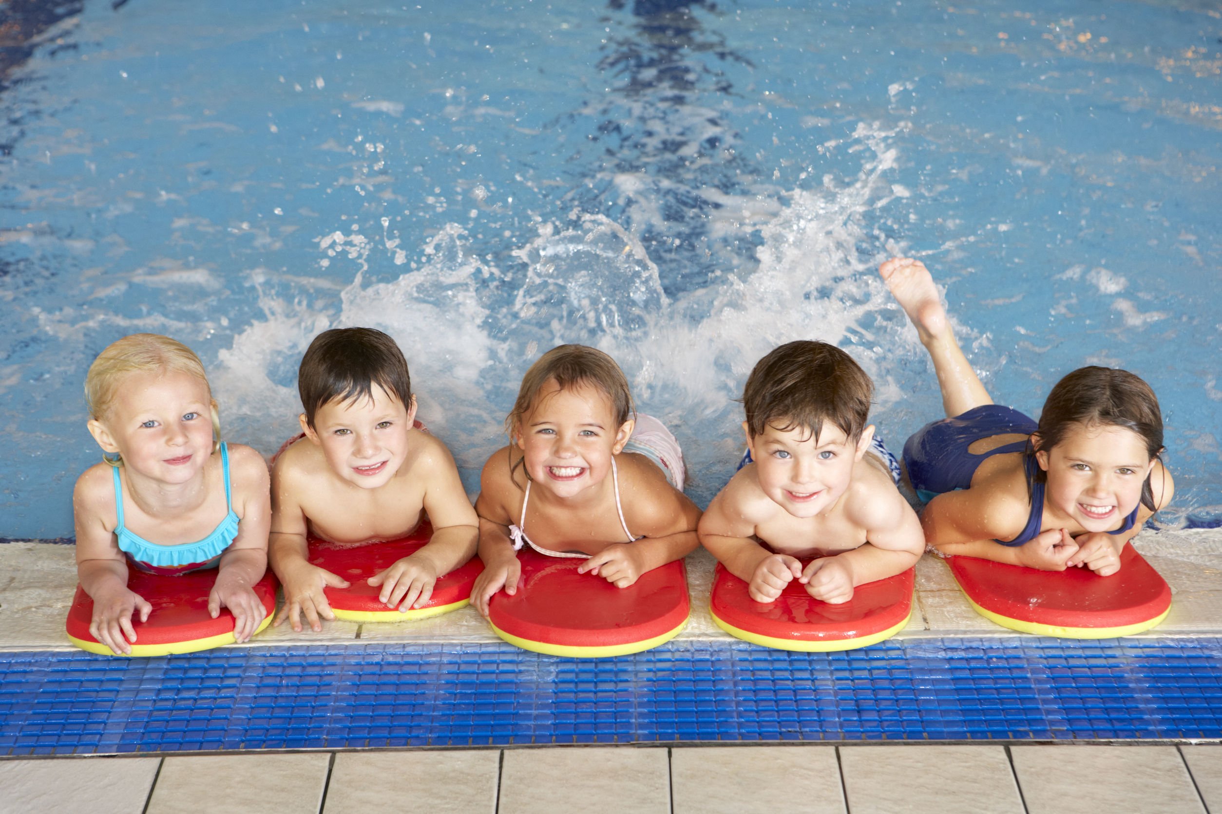 Swim pool. Дети в бассейне. Малыш в бассейне. Плавание в бассейне дети. Дети плавают в бассейне.