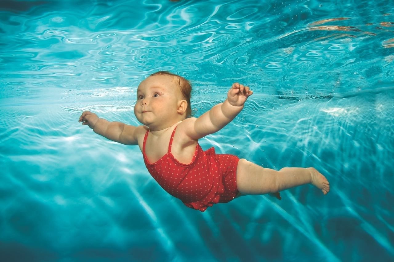 Маленькие купается бассейне. Дети воды. Дети в бассейне. Младенец в бассейне. Плавание для грудничков.