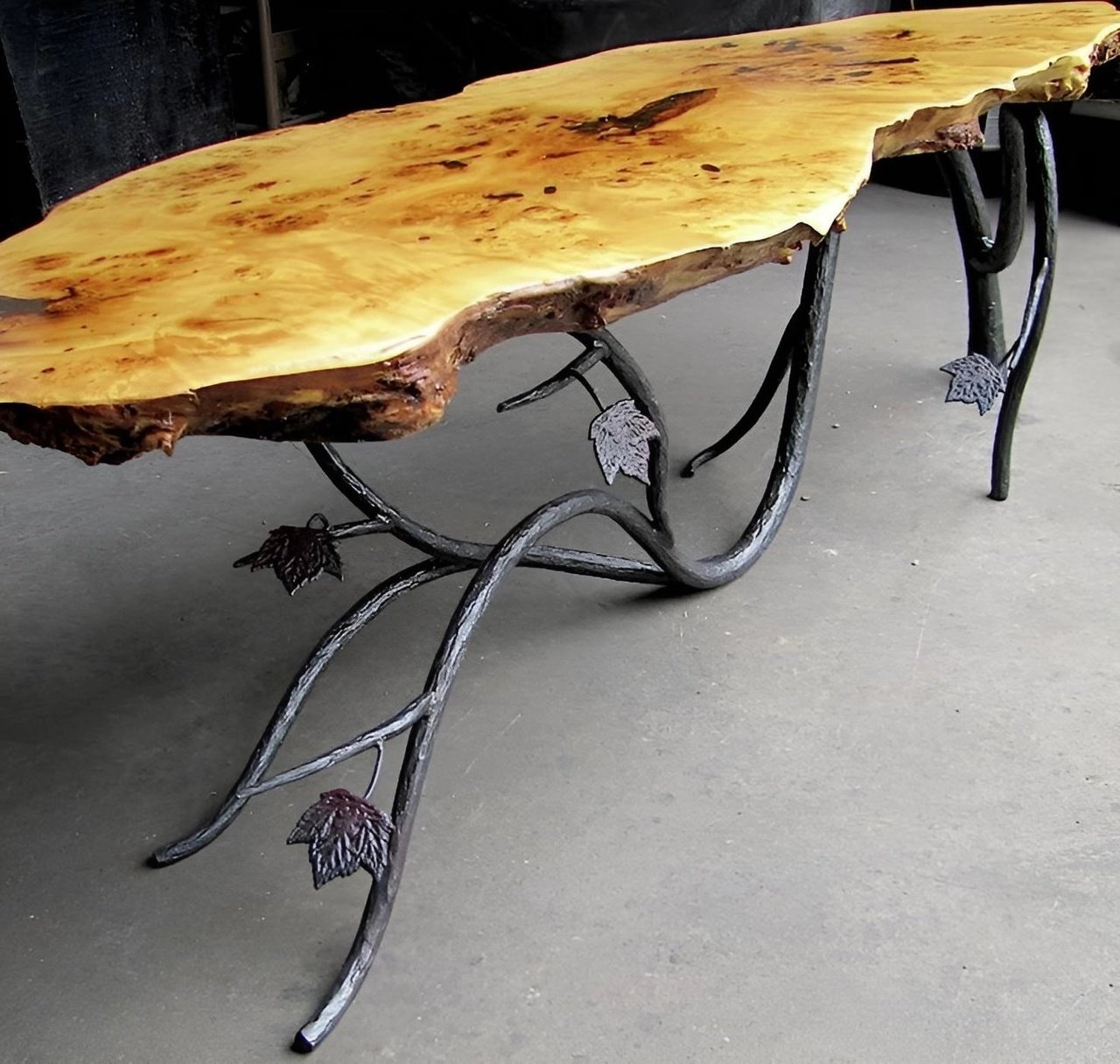 Эксклюзивные столы из металла
