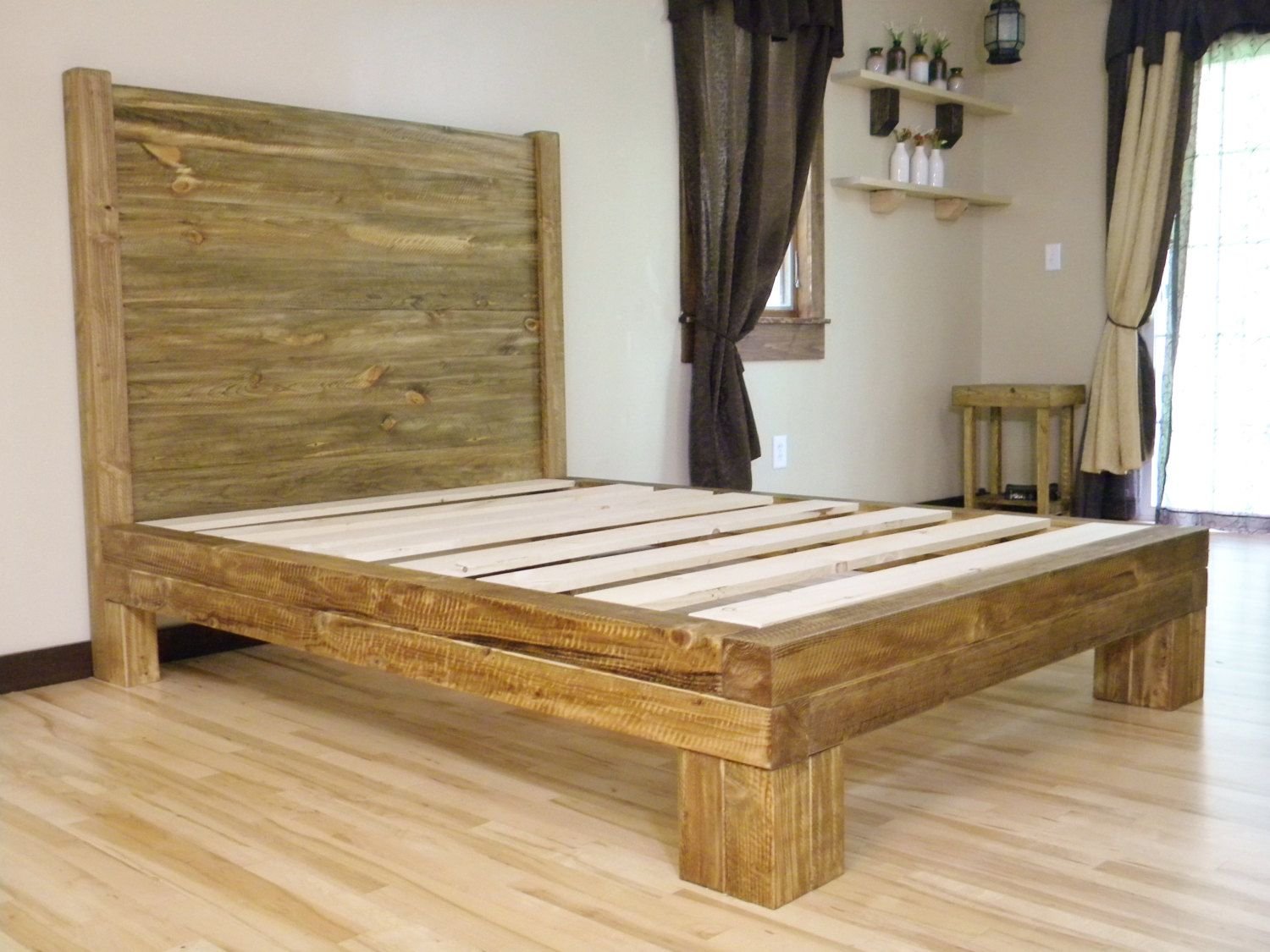 Самодельная кровать из дерева. Кровать из бруса. Кровать из дерева. Деревянная кровать из бруса. Кровать из деревянных брусков.