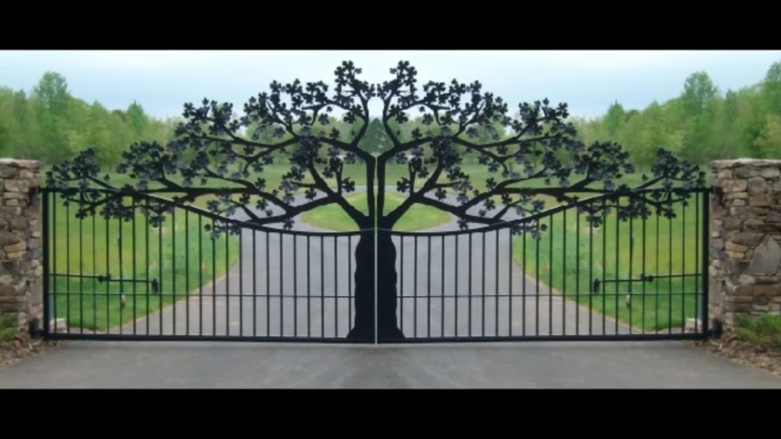 Сторож ворот. Необычные ворота. Ограждения в парках. Оригинальные металлические заборы. Забор в парке.