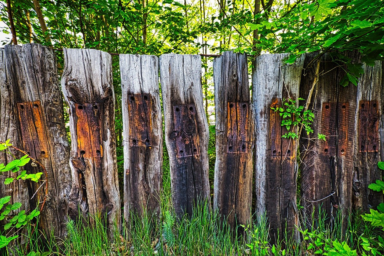 Заборы в железнодорожном. Старый деревянный забор. Забор из шпал. Шпалы для забора. Забор из жб шпал.