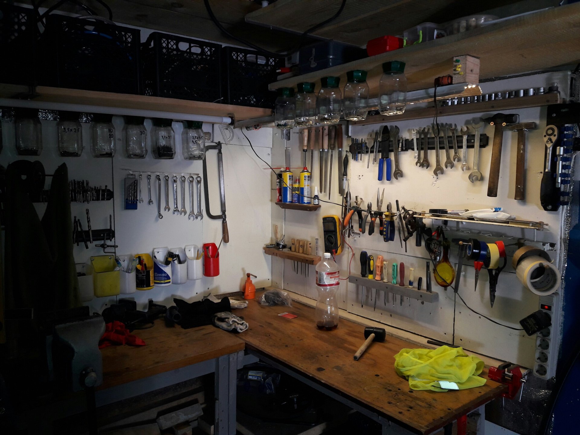 Чем можно заняться в гараже. Обустройство гаража. Отделка и оборудование гаража. Стол для инструментов в гараж. Рабочий стол в гараже.