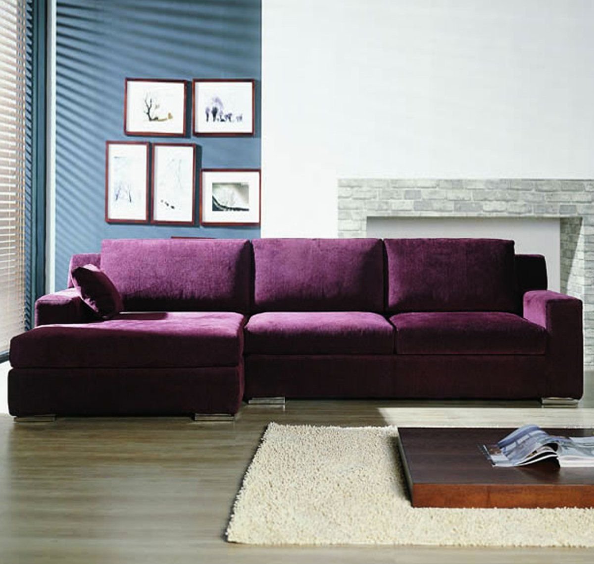 Красно-фиолетовый диван