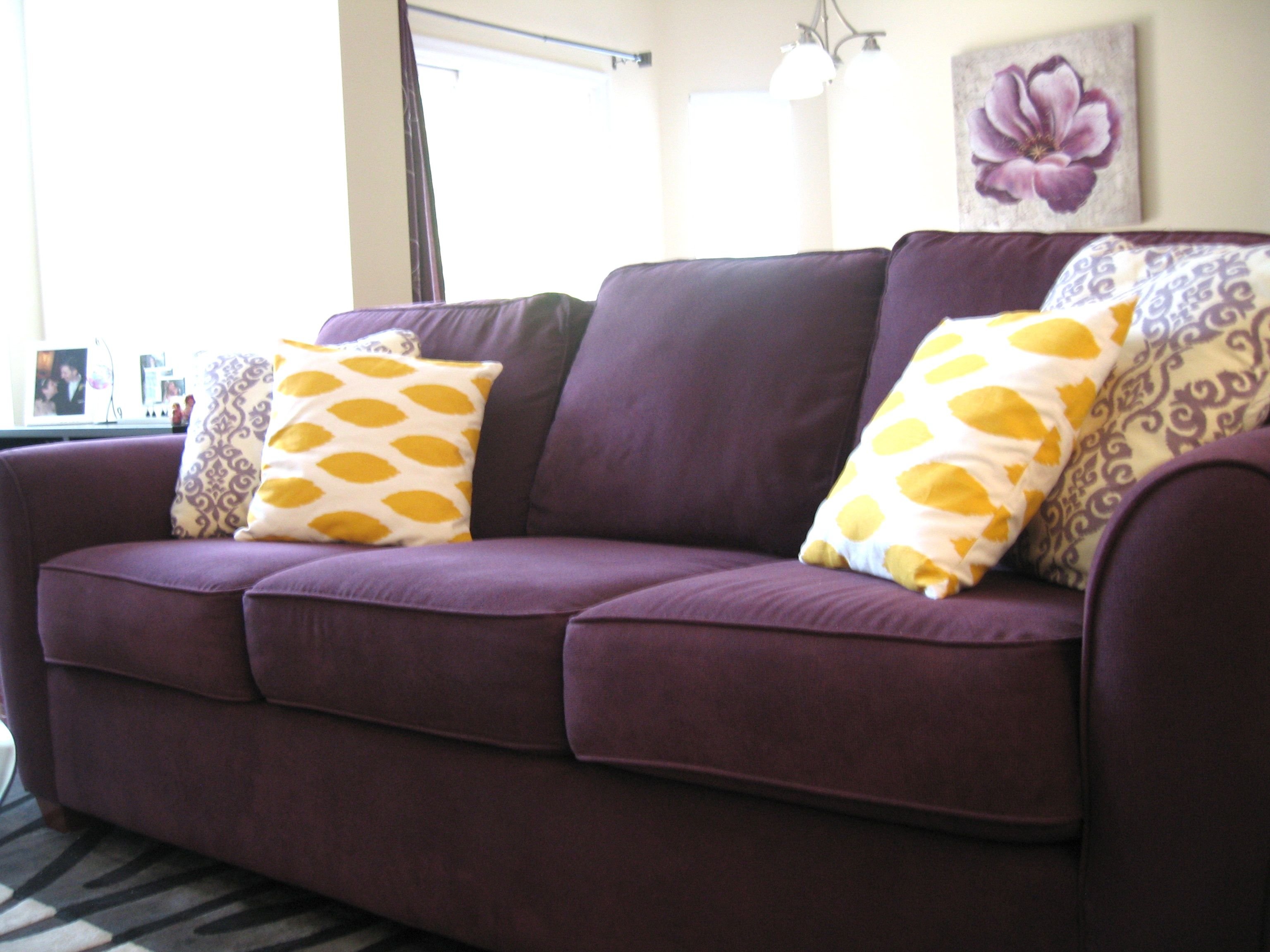 Фиолетовый диван с подушками