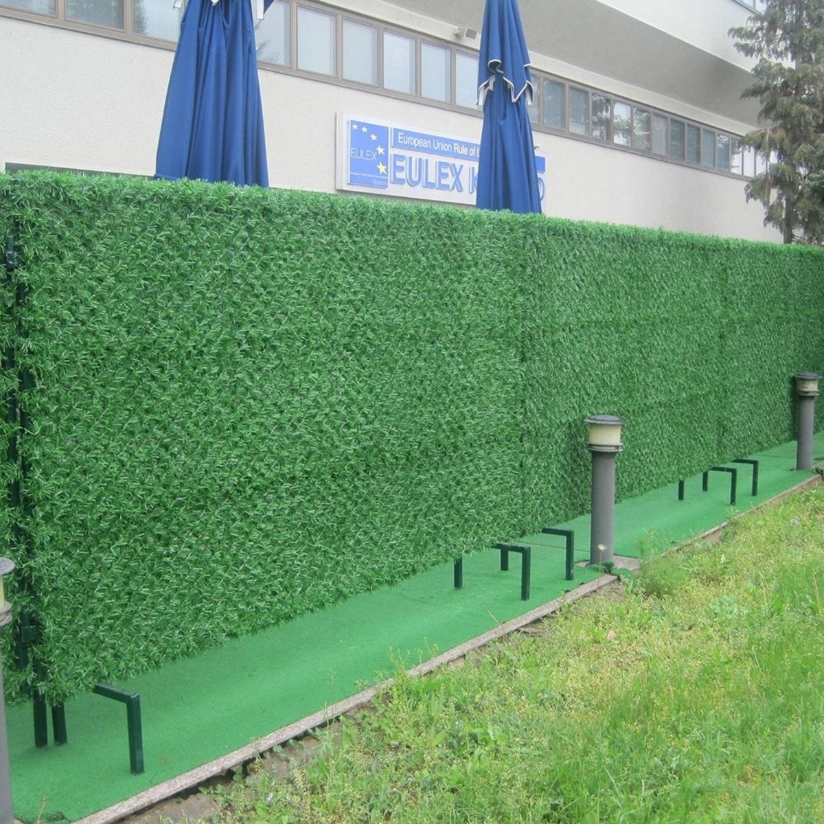 Забор сетка зеленая купить. Зеленый забор. Фасадная сетка для забора. Забор из фасадной сетки. Зеленый материал для забора.