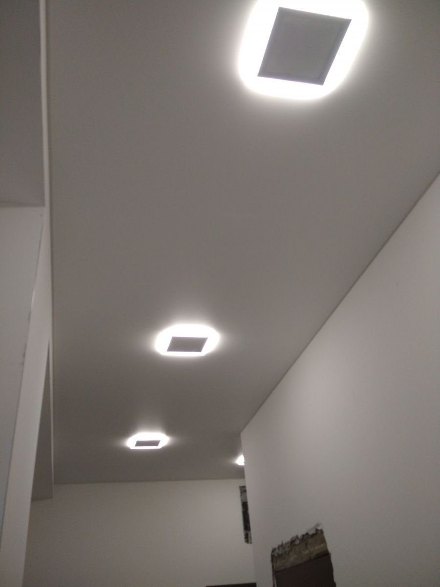 расположение светильников на потолке в коридоре