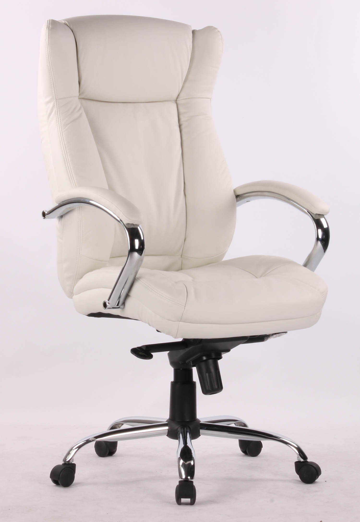 компьютерное кресло из белой кожи