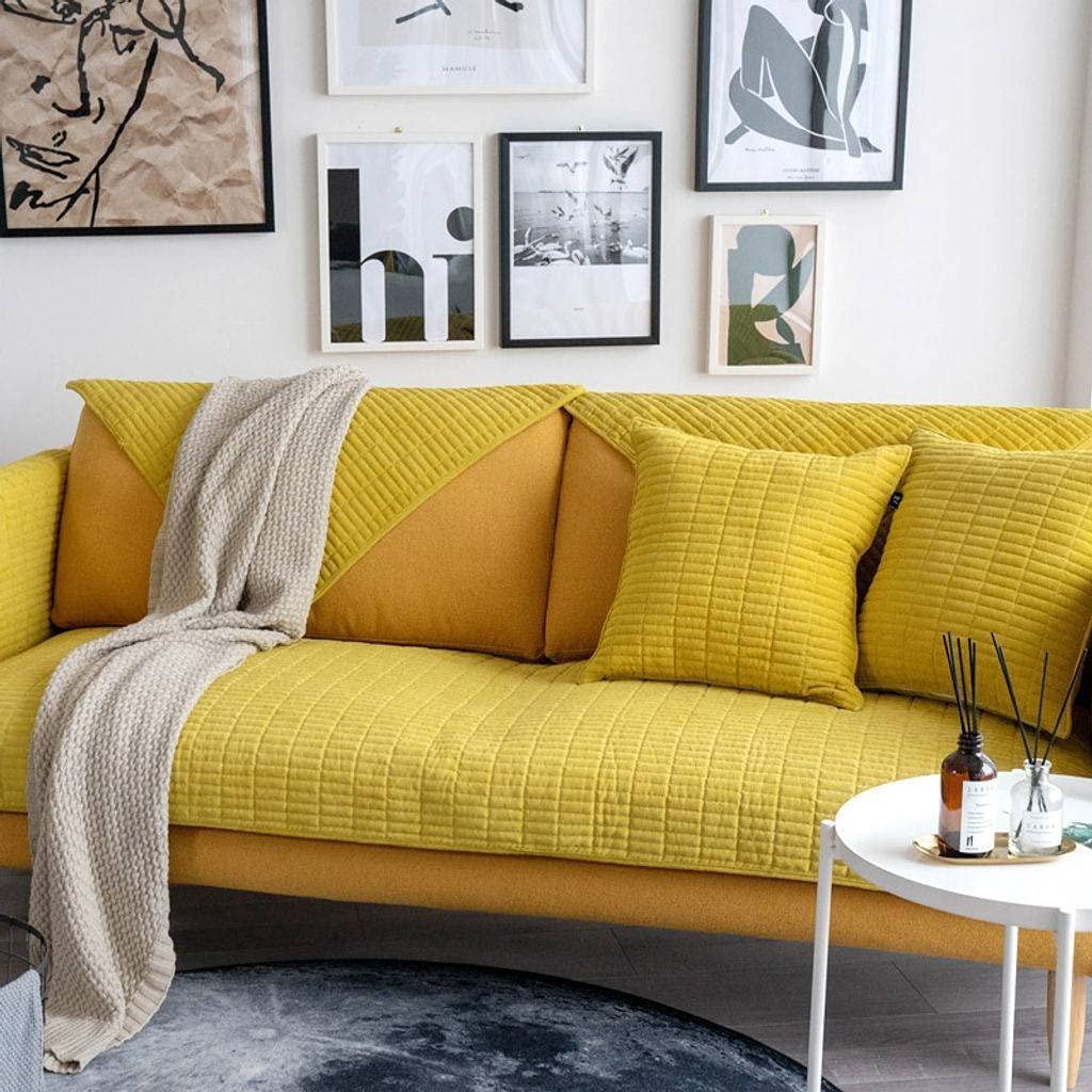 Зеленый диван с желтыми подушками