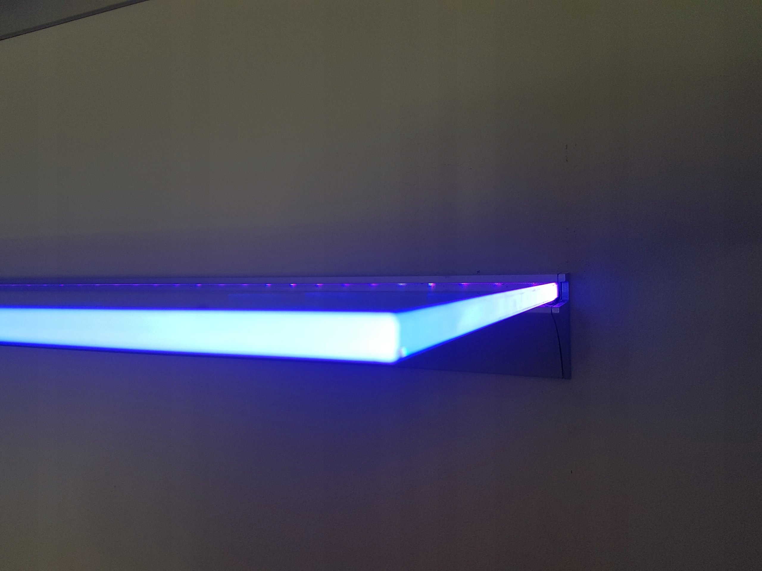 Подсвеченное стекло. HLT полка с подсветкой led 863x328. Профиль Hover 34x52 для подсветки стеклянных полок 8 мм. HLT - полка с подсветкой led 413x328. Светодиодная полка c подсветкой Vela wblf60.