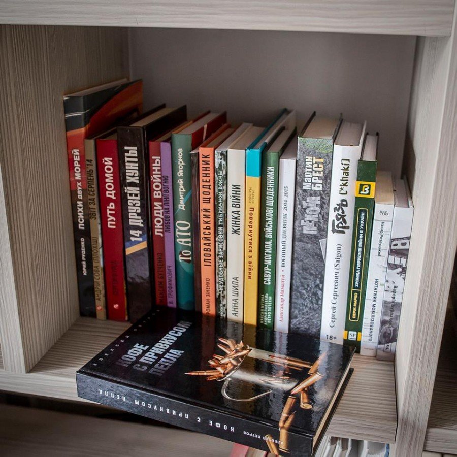 Книжные полки с книгами