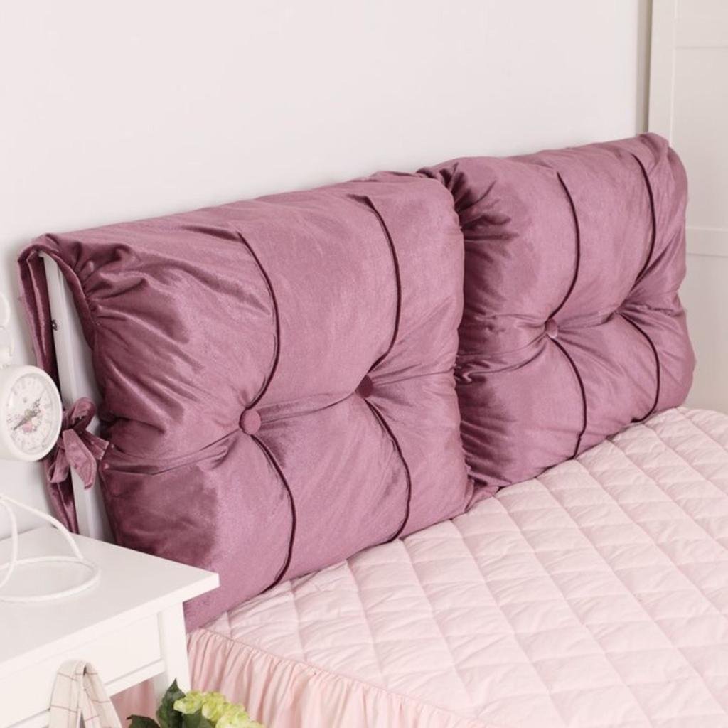 подушки над изголовьем кровати