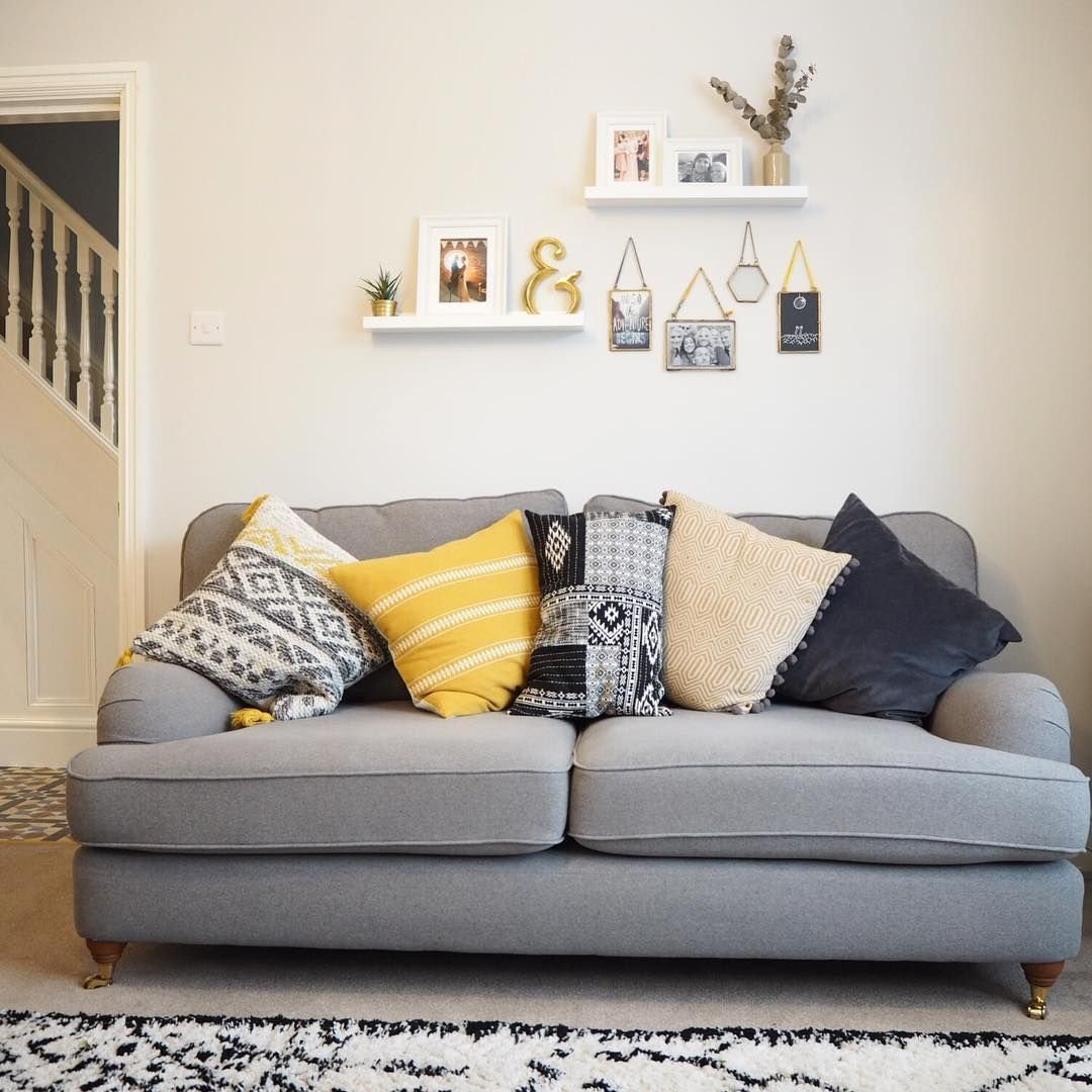 Фото дивана с подушками. Серый диван с подушками. Диван в интерьере. Серый диван с желтыми подушками. Маленький диван в интерьере.