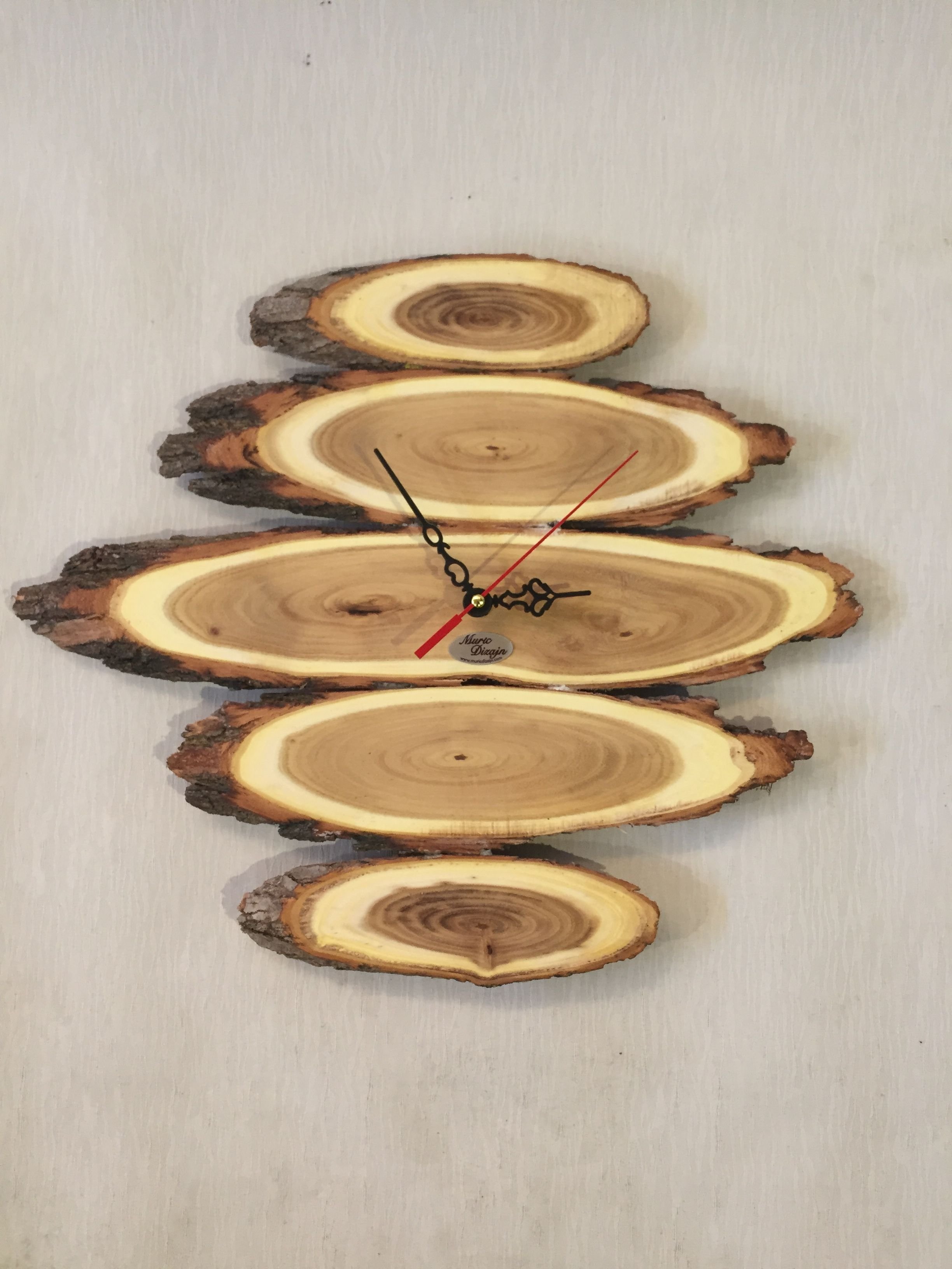 Часы на спиле дерева