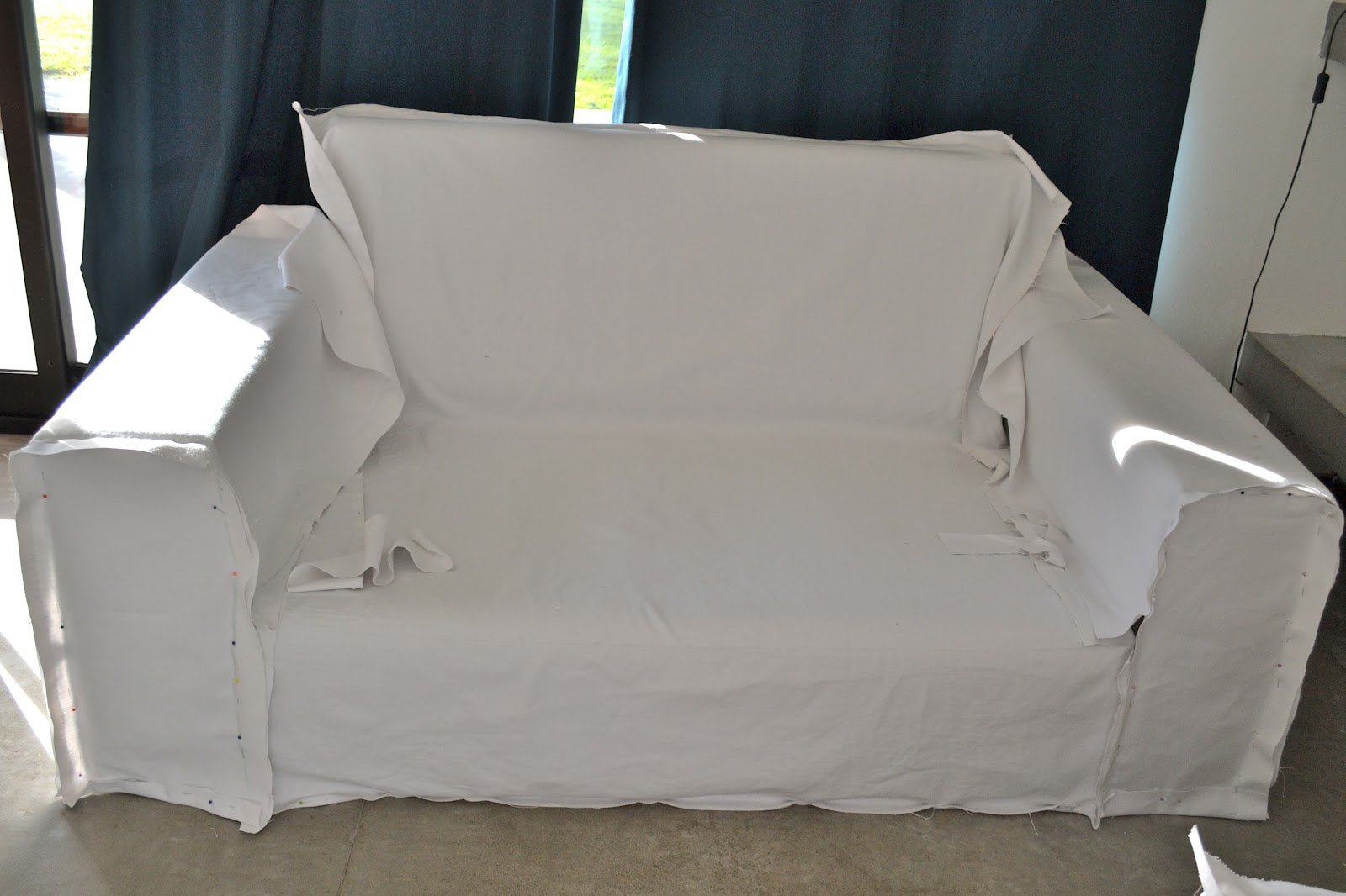 Чехол на двухместный диван белый