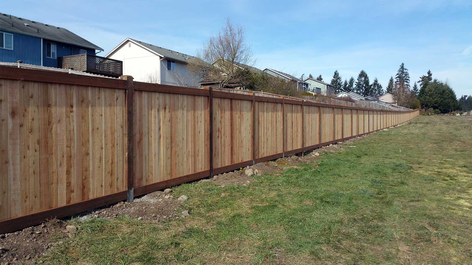 Можно ставить глухой забор. Забор между участками. Забор на участке от соседей. Забор между дачными участками. Забор между соседями на даче.