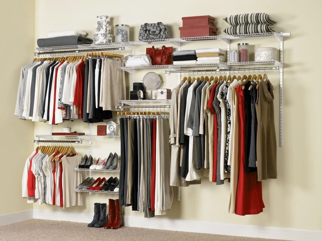 Вид гардероба. Rubbermaid гардеробные системы. Система хранения вещей в гардеробной. Открытый гардероб для одежды. Полки для вещей в гардеробную.
