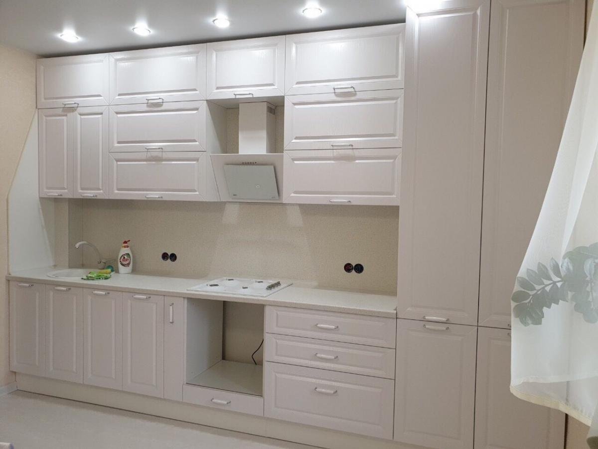 Кухонный гарнитур с двухъярусными шкафами