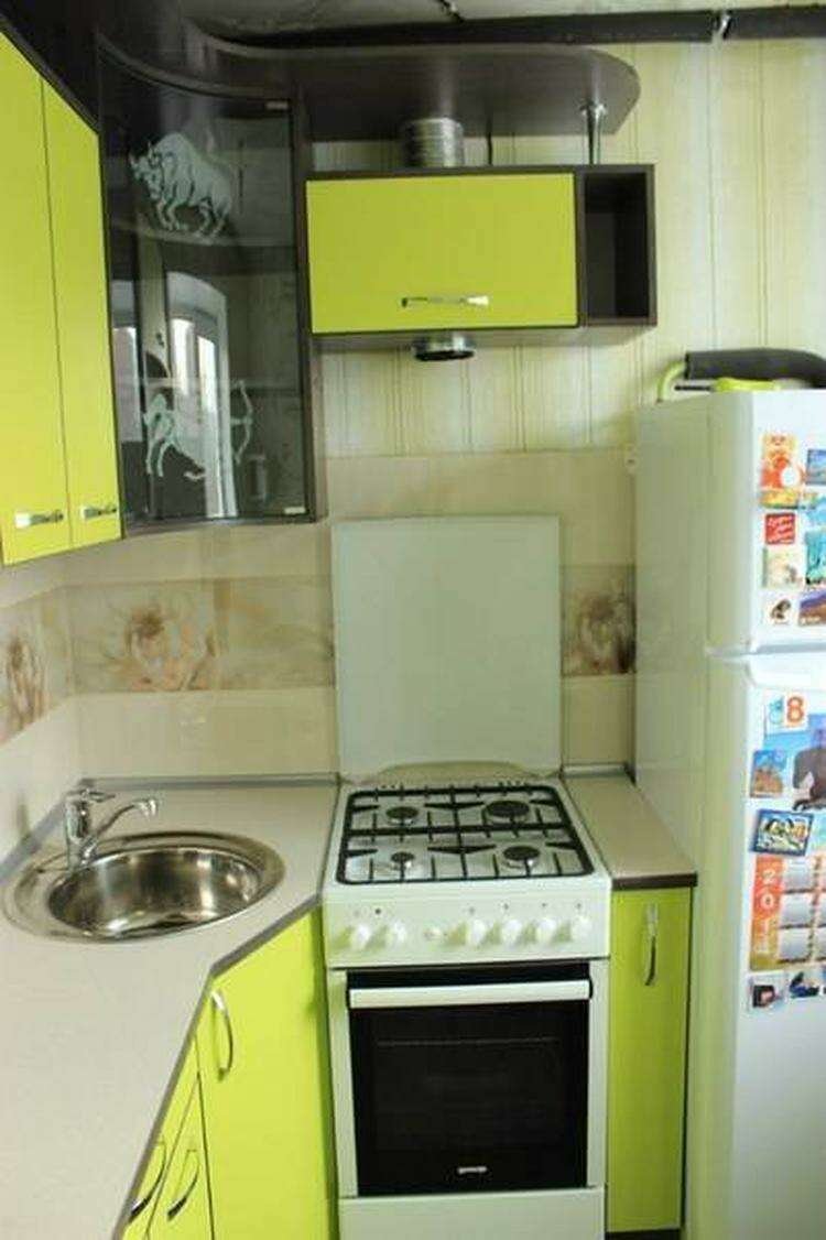 Маленькая кухня с холодильником и газовой плитой