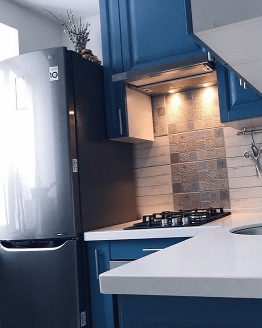 Проект маленькой кухни с холодильником