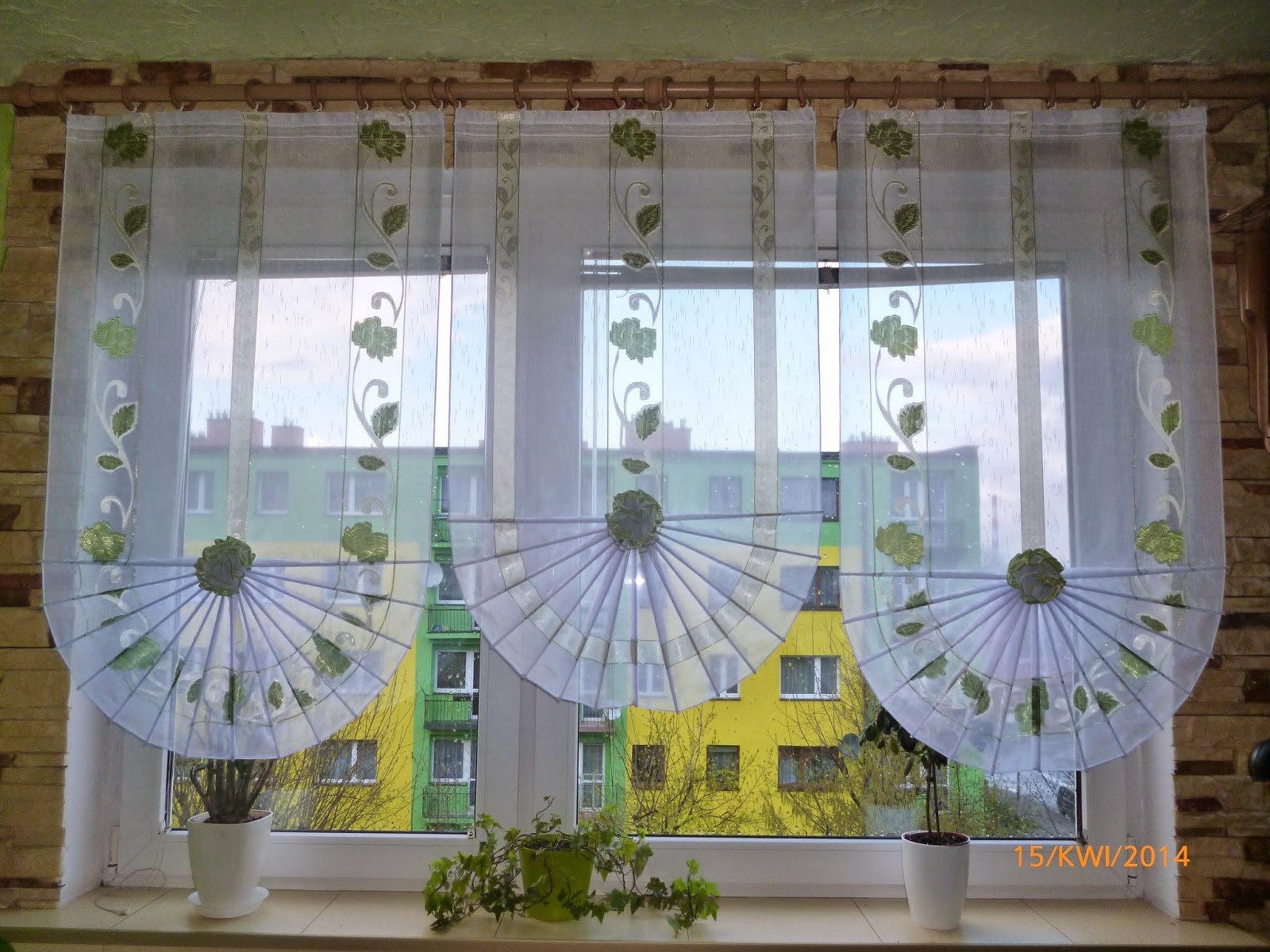 Идеи украшения кухонного окна к весне
