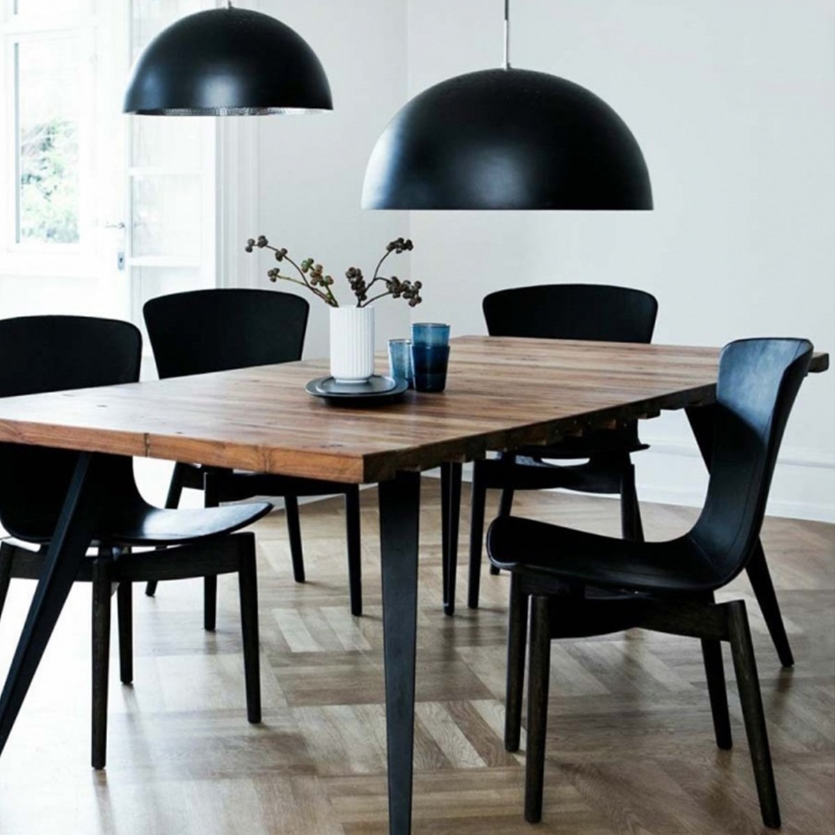 Темные кухонные столы. Стол икеа кухонный ИНГАТОРП. Стул Эймс черный. Стол фирма JYSK Toledo Dining Table Grey Antique. Черные стулья в интерьере.