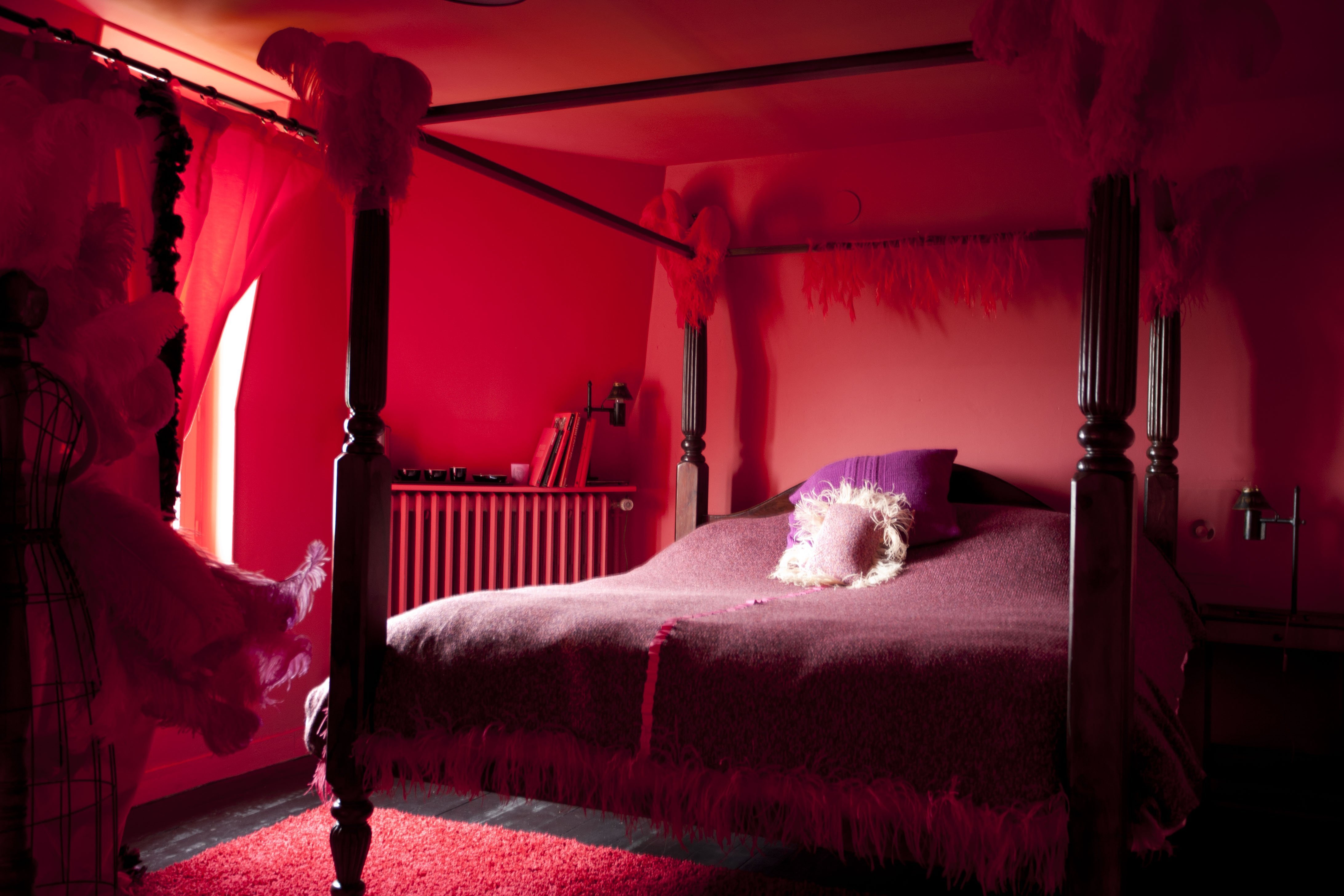 Страстные спальни. Спальня Мулен Руж. Красная спальня. Комната с кроватью. Фон комнаты.