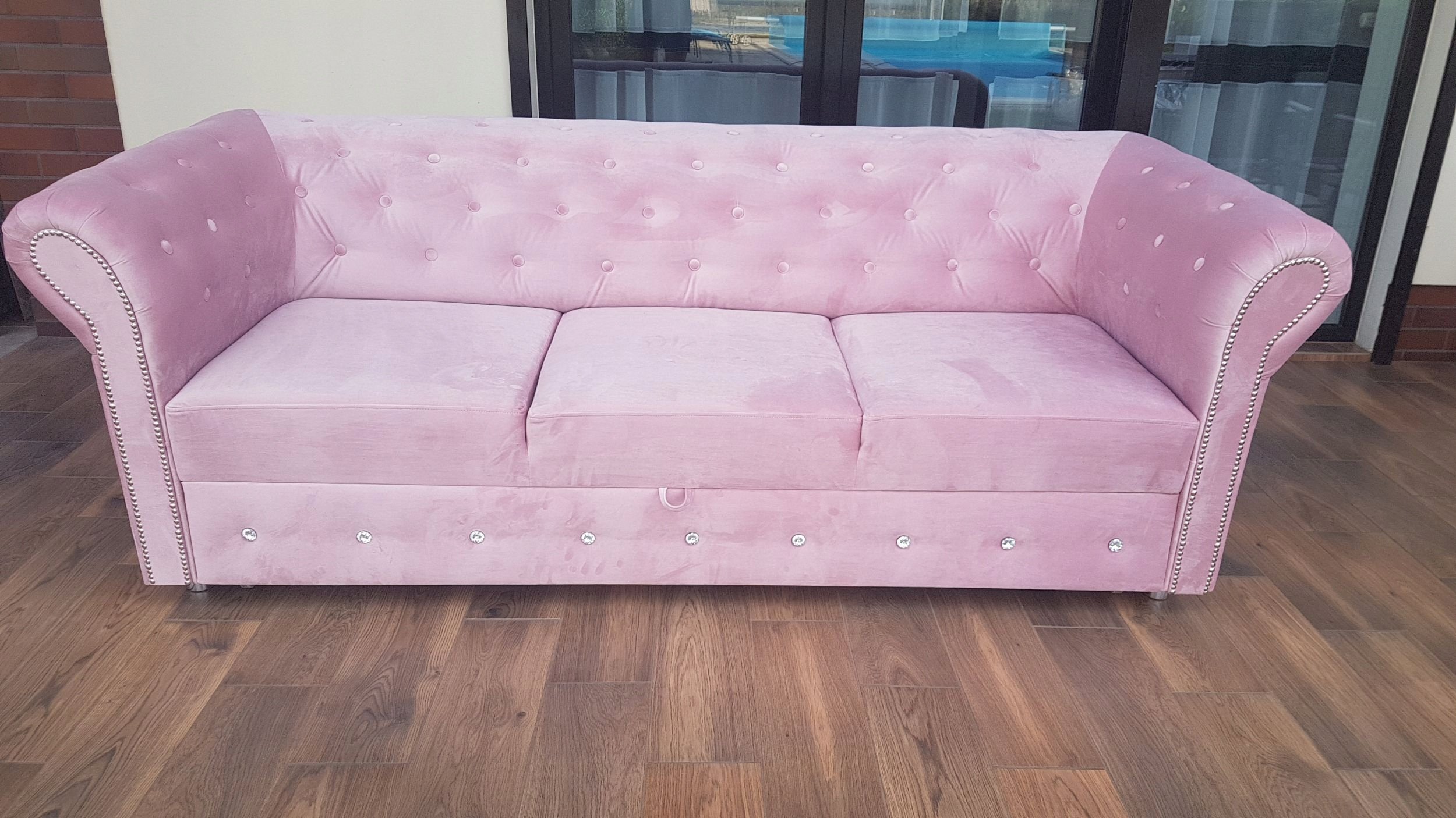 Cat sofa розовые. Диван Chesterfield со стразами. Диван кровать розовый. Розовый диванчик. Диван розово белый.