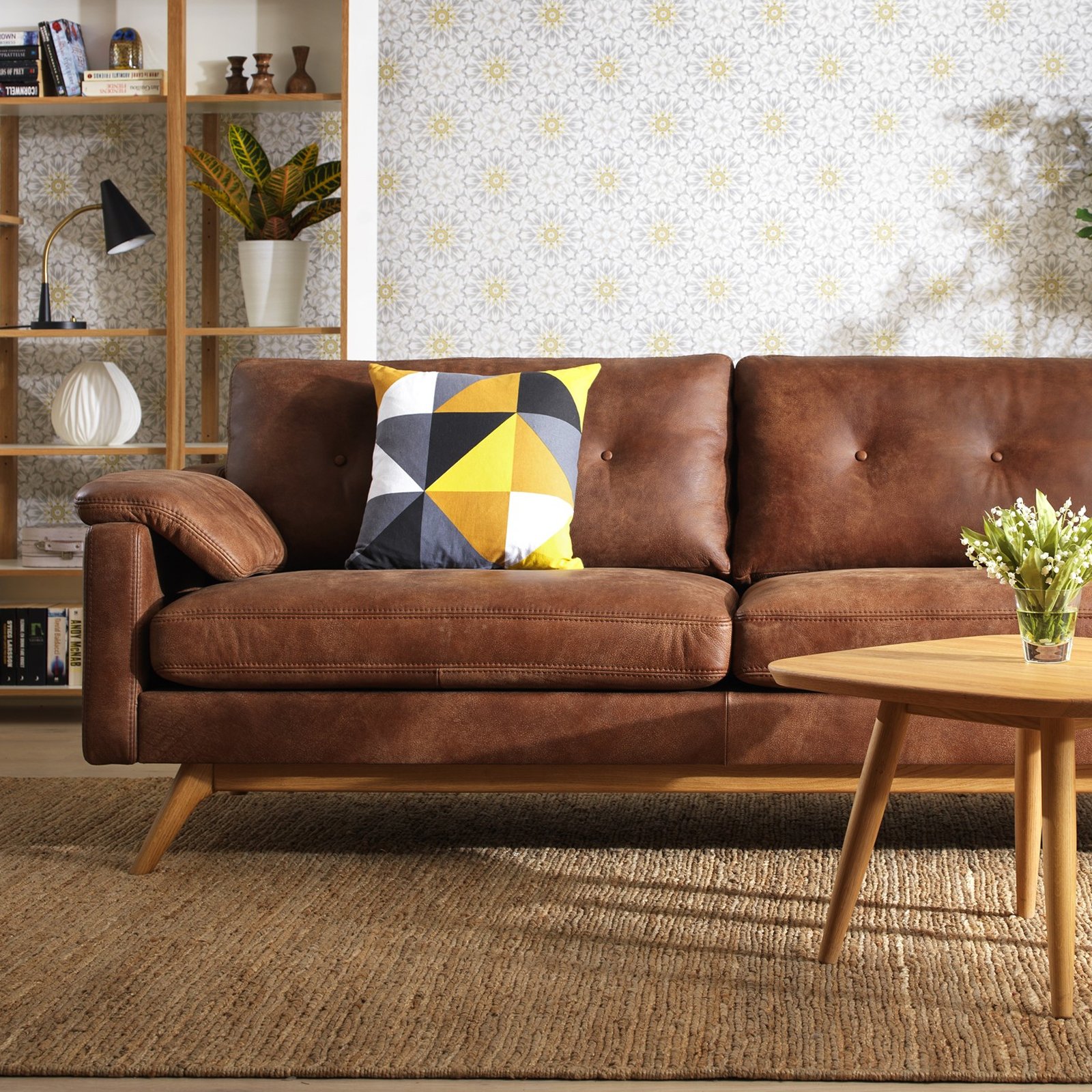 Кофейные диваны. Стильный коричневый диван. Диваны коричневого цвета. Коричневый кожаный диван. Коричневый винтажный диван.