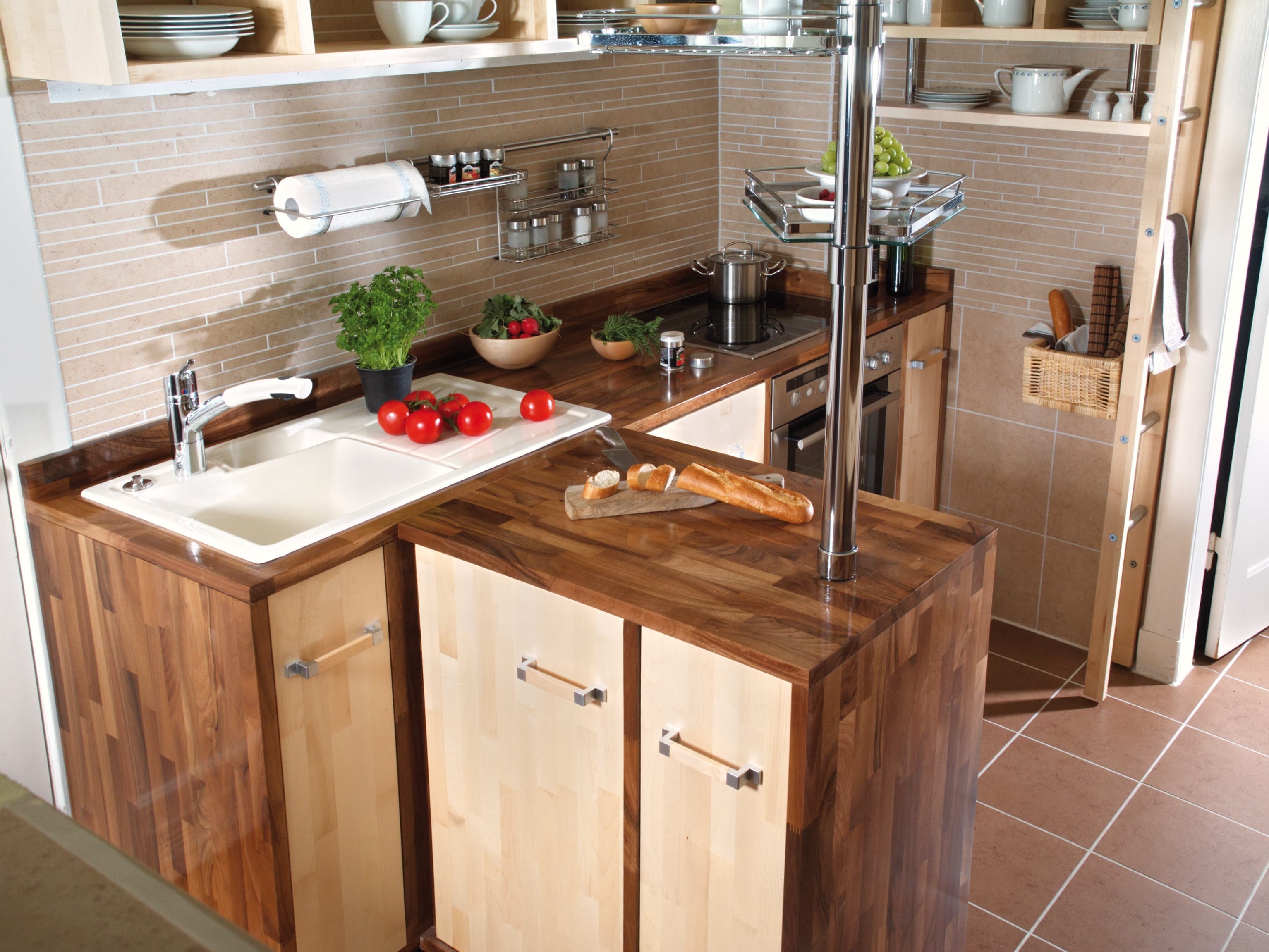 Самодельный кухонный. Самодельная кухня. Кухня с деревянной столешницей. Кухонный гарнитур из дерева. Кухни на дачу.