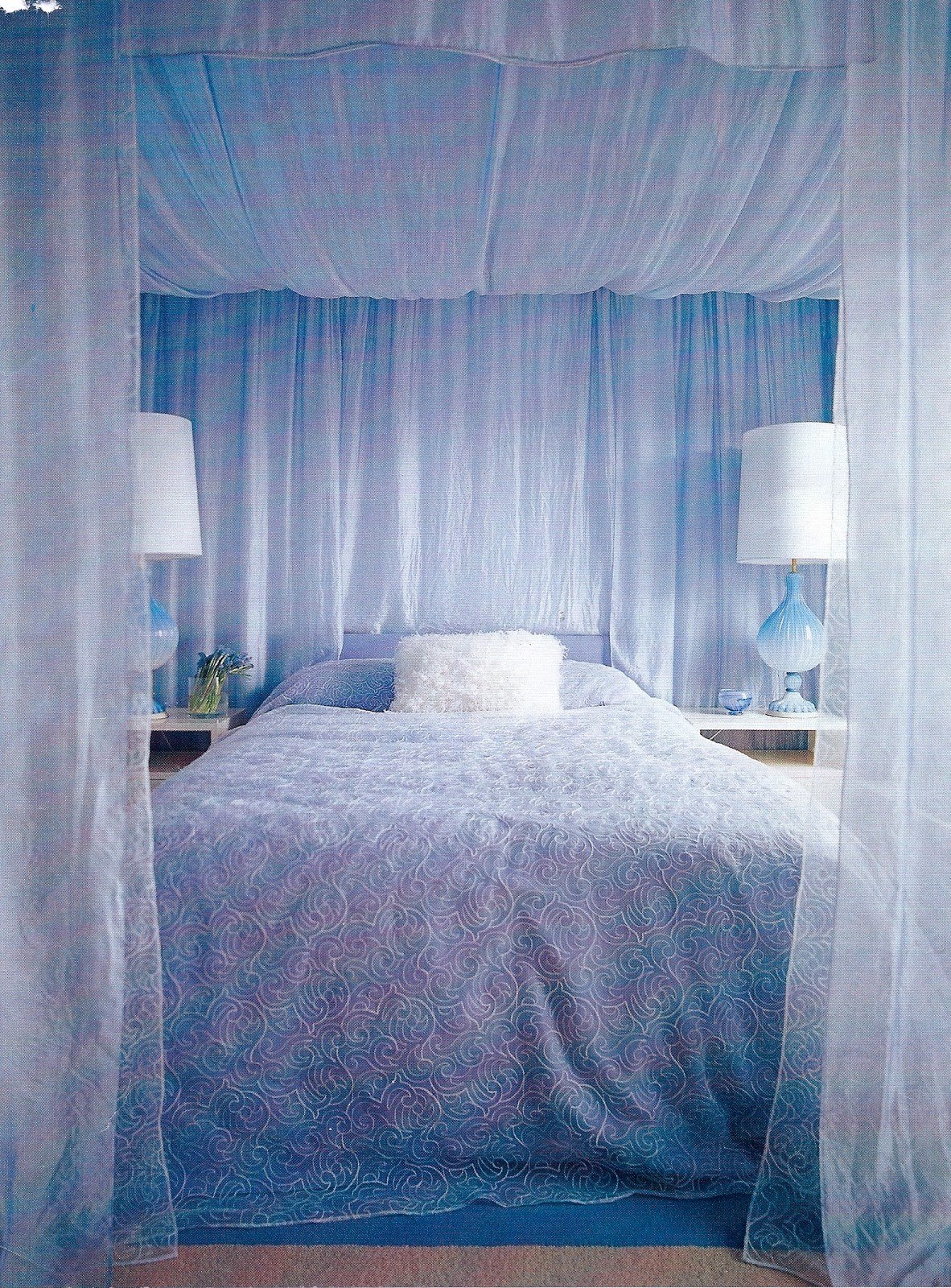 Шторка для кровати. Спальня с балдахином. Кровать с занавесками. Занавески в спальню. Кровать с балдахином в интерьере.