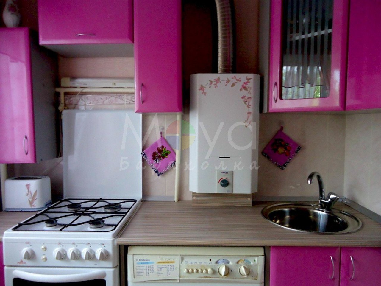 угловая кухня с холодильником и плитой