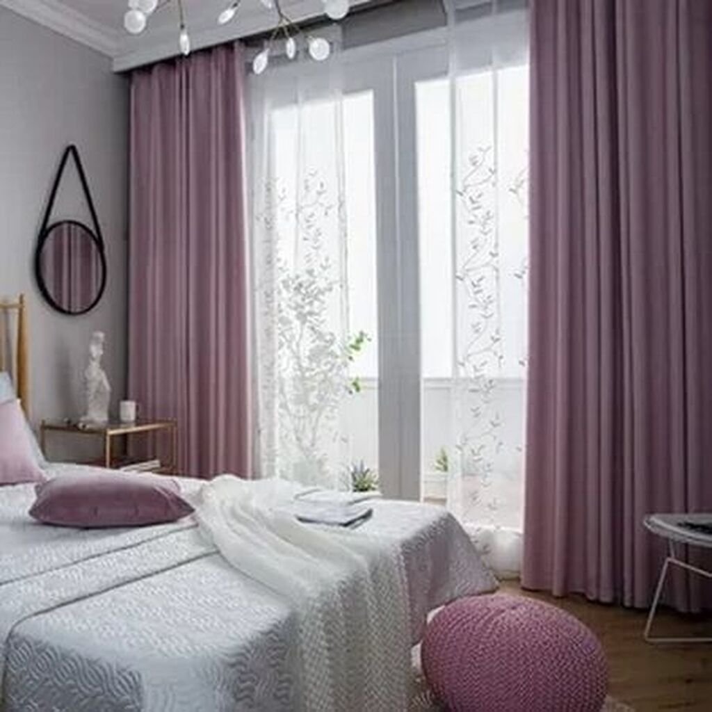 Серо розовые шторы. Розовые шторы в спальню. Фиолетовые шторы в интерьере спальни. Серая спальня с розовыми шторами.