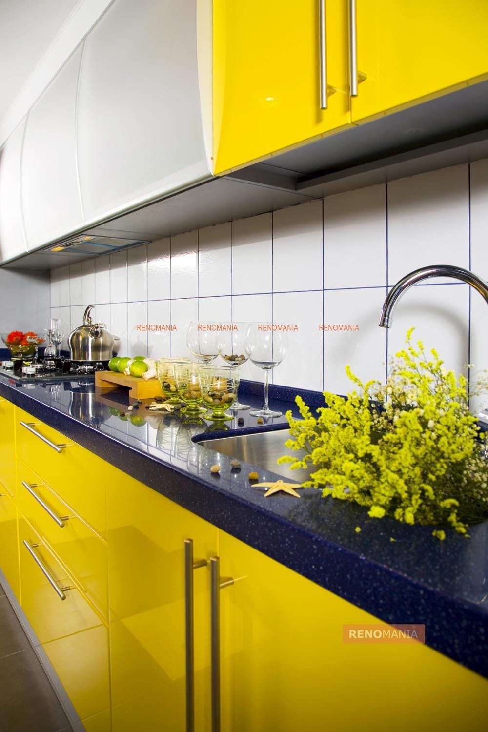 Желтый фартук. Желтые кухни. Кухня с желтым фартуком. Бело желтая кухня. Кухня в желтом цвете.
