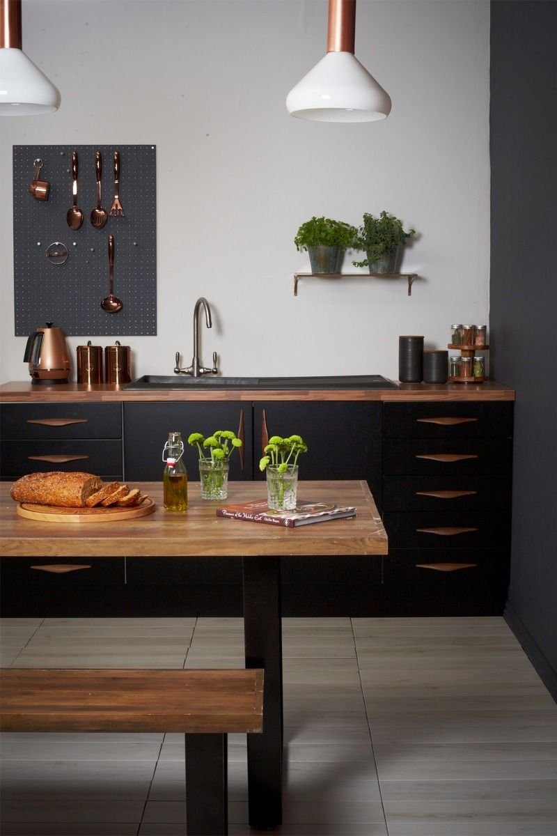 Кухня в черном цвете с деревянной столешницей
