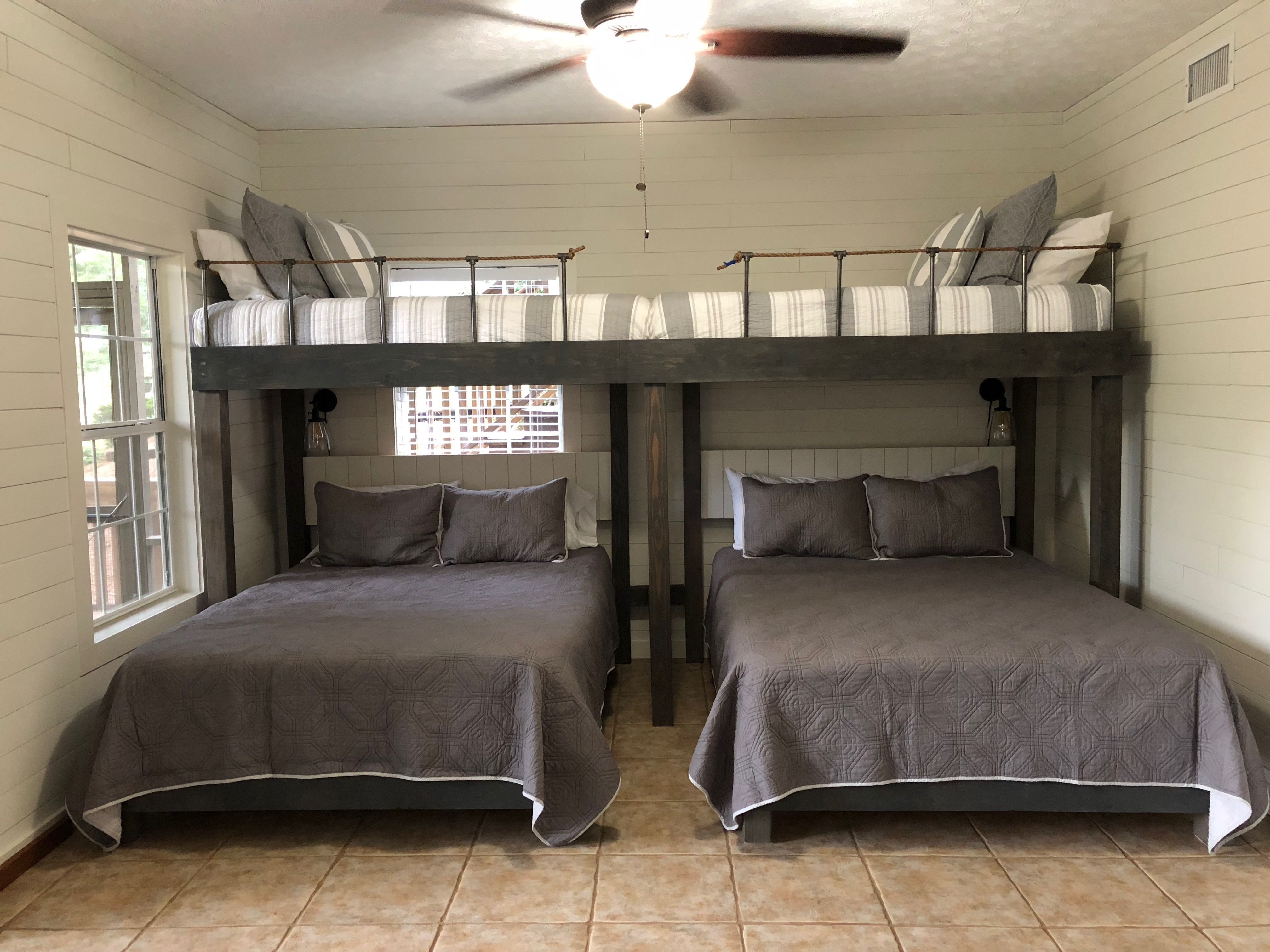 две односпальные кровати в одной комнате