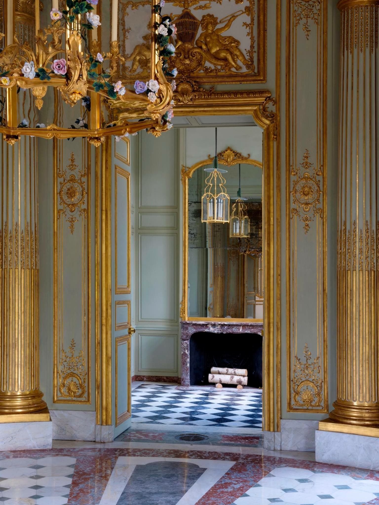 Версаль интерьер. Версаль интерьеры дворца. Дворцовые интерьеры 18 века Версаль. Малый Трианон в Версале интерьер. Версальский дворец внутри.